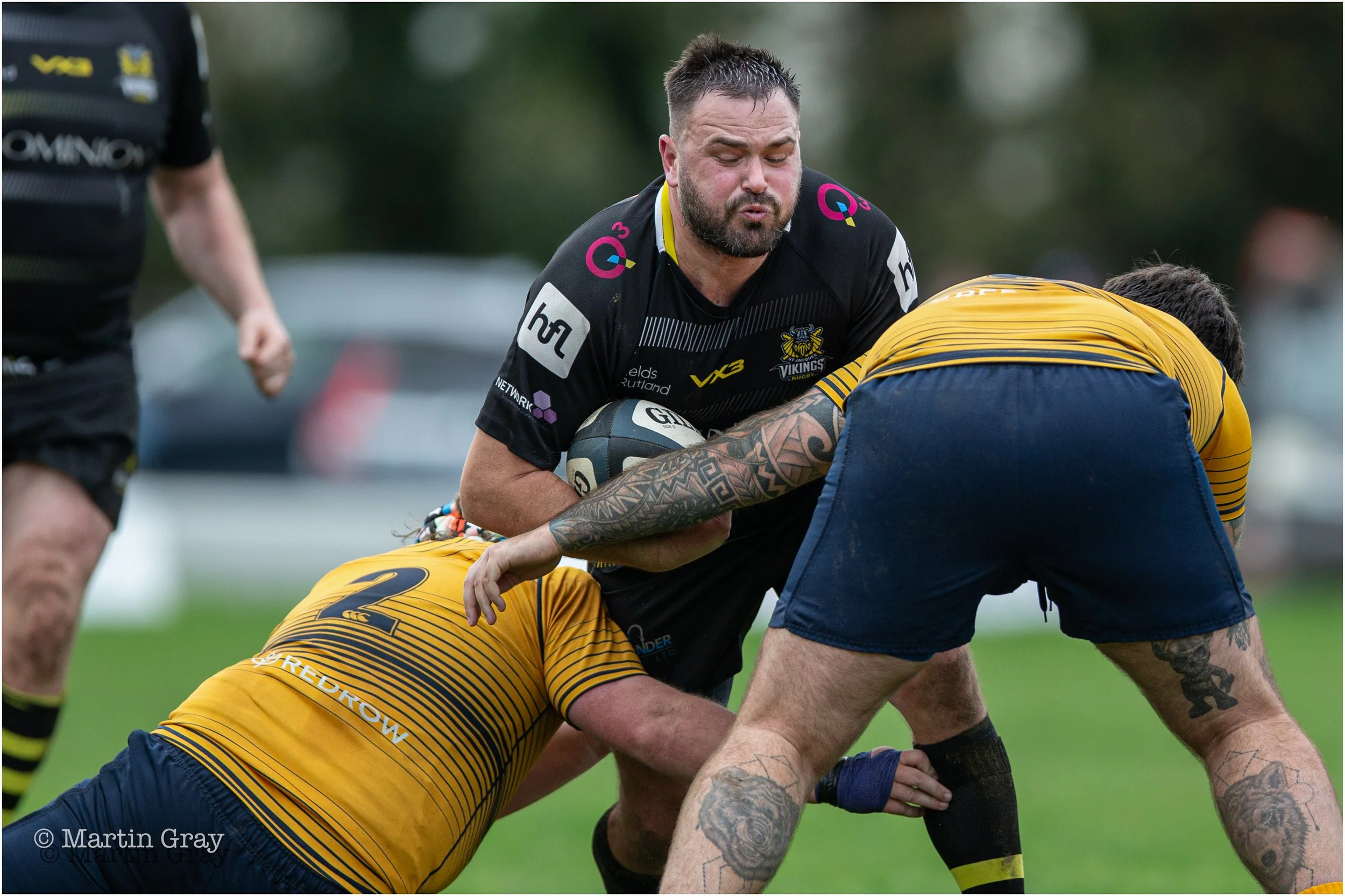 Leon Gardner carries the ball into contact-5379.jpg