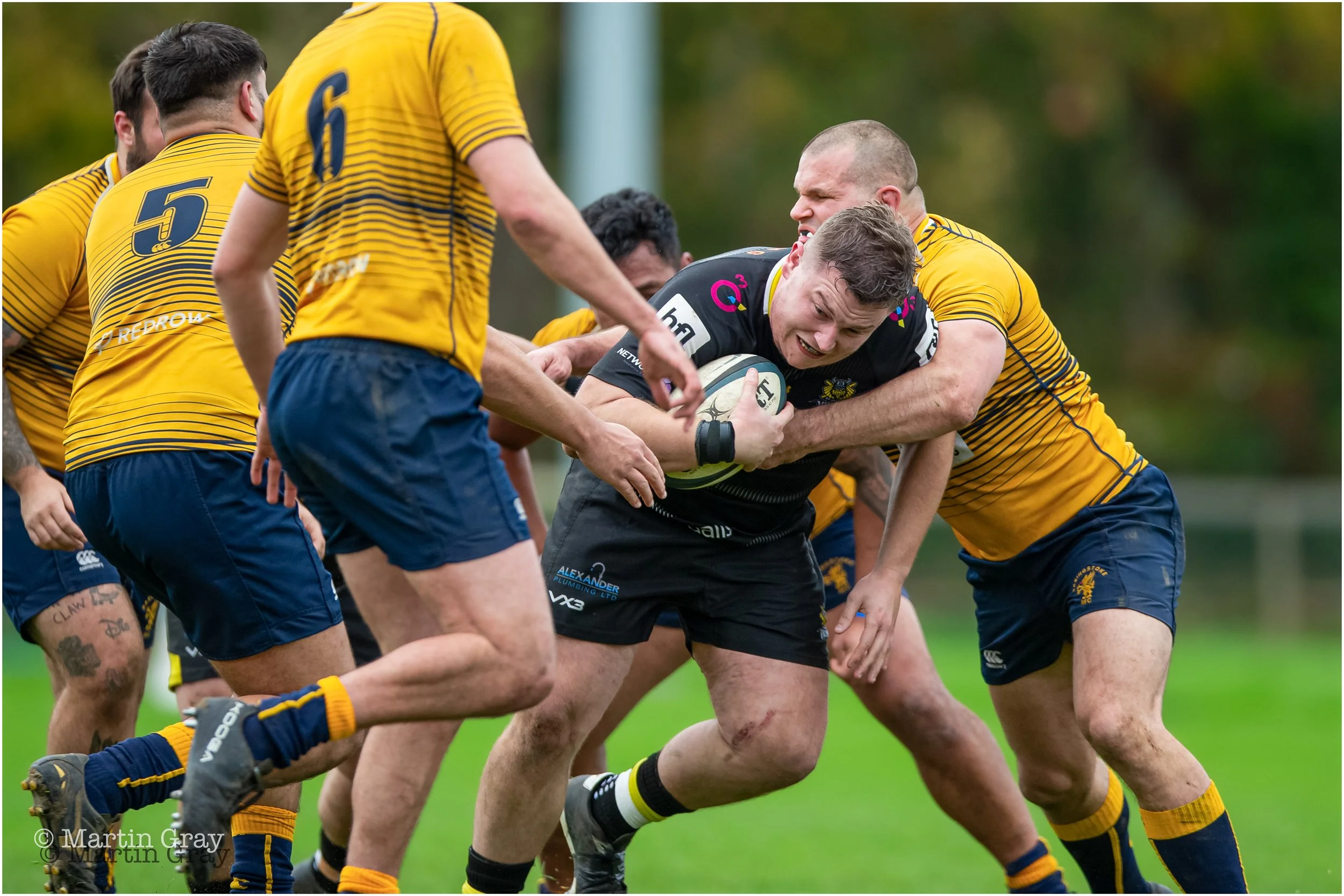 Tom Bray is smothered by the opposition-5217.jpg