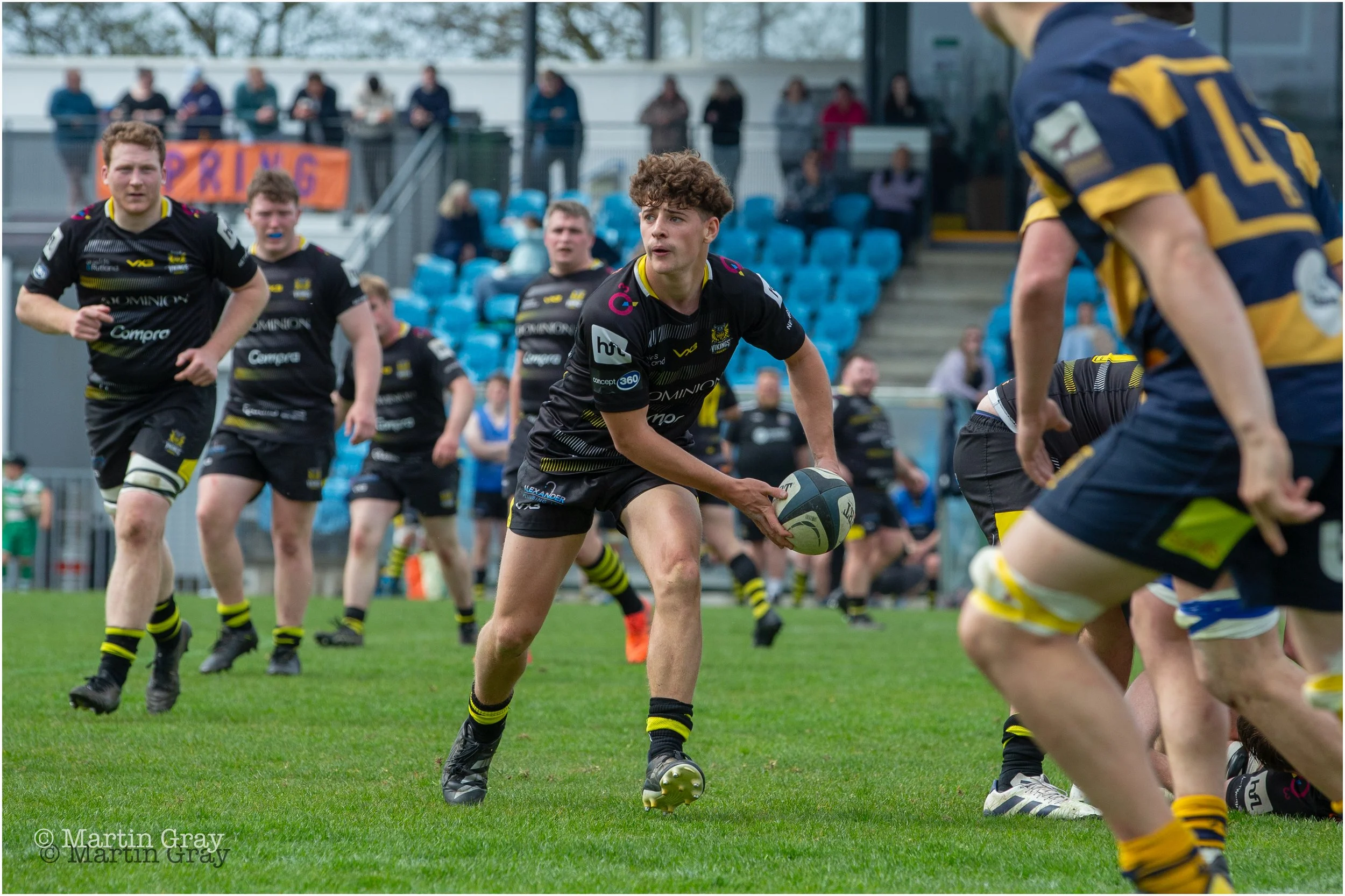 Ewan Wakeham looks to offload a pass-4800.jpg