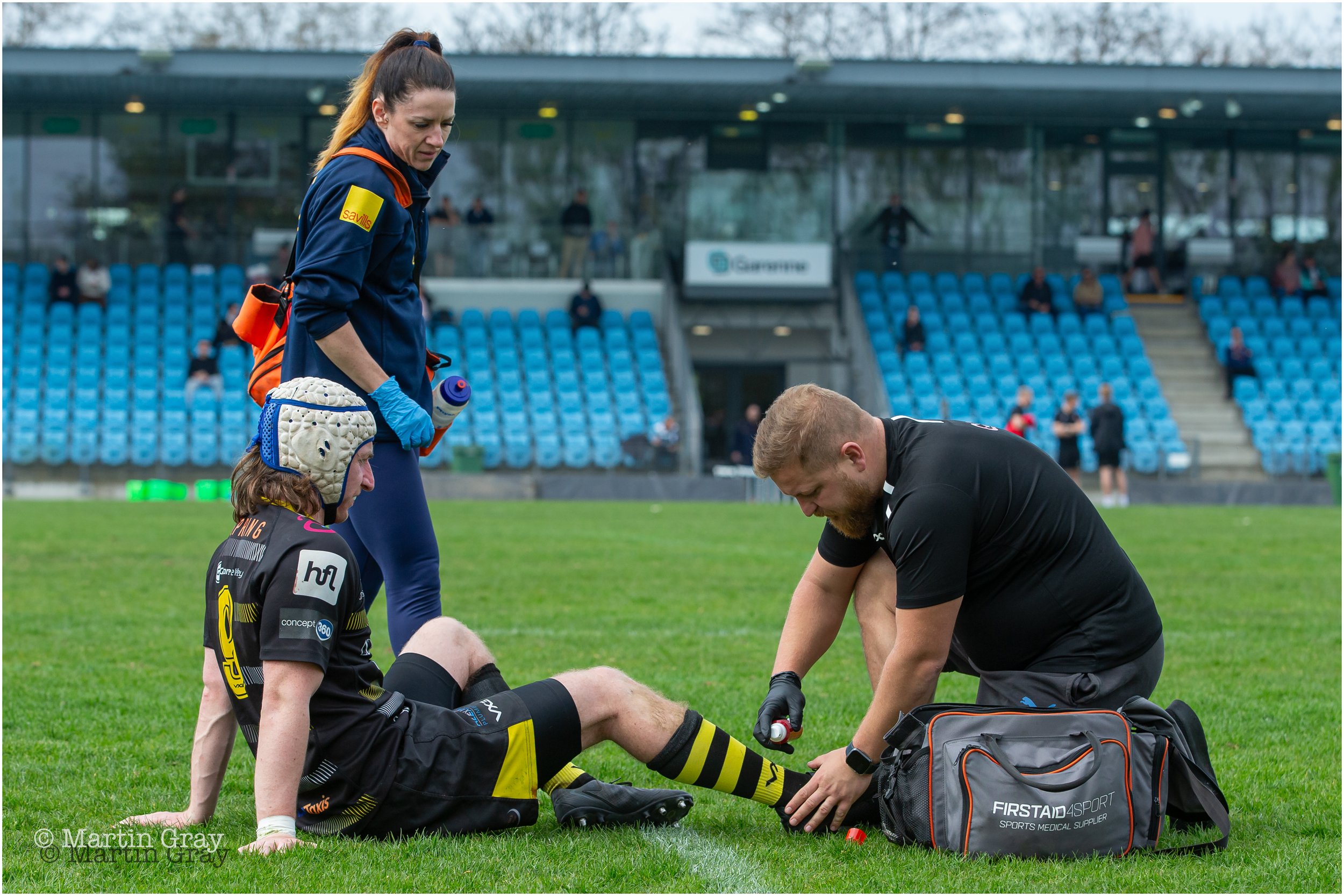 Medic gives tratment-4794.jpg