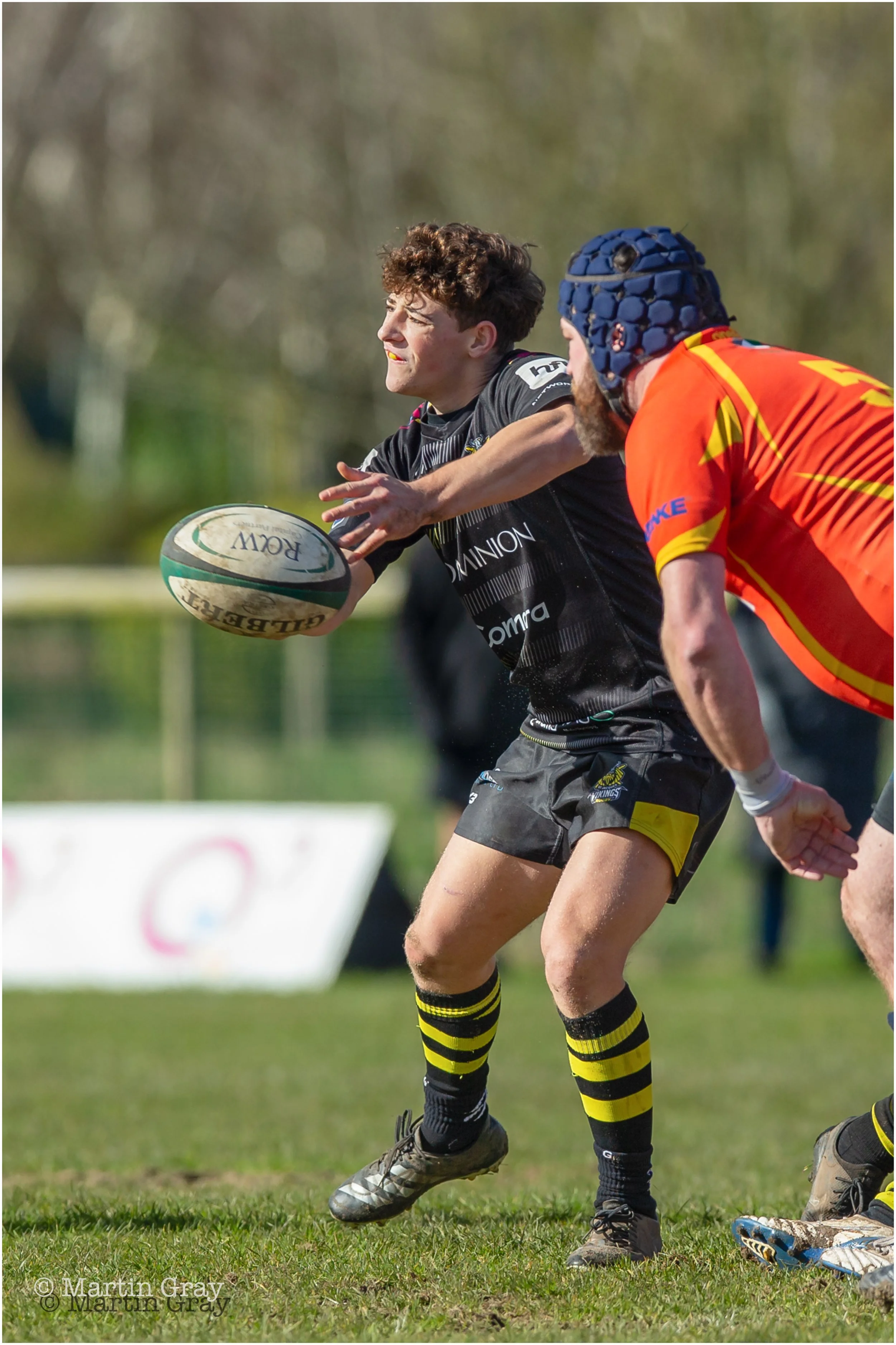 Ewan Wakeham offloads a pass-0933.jpg