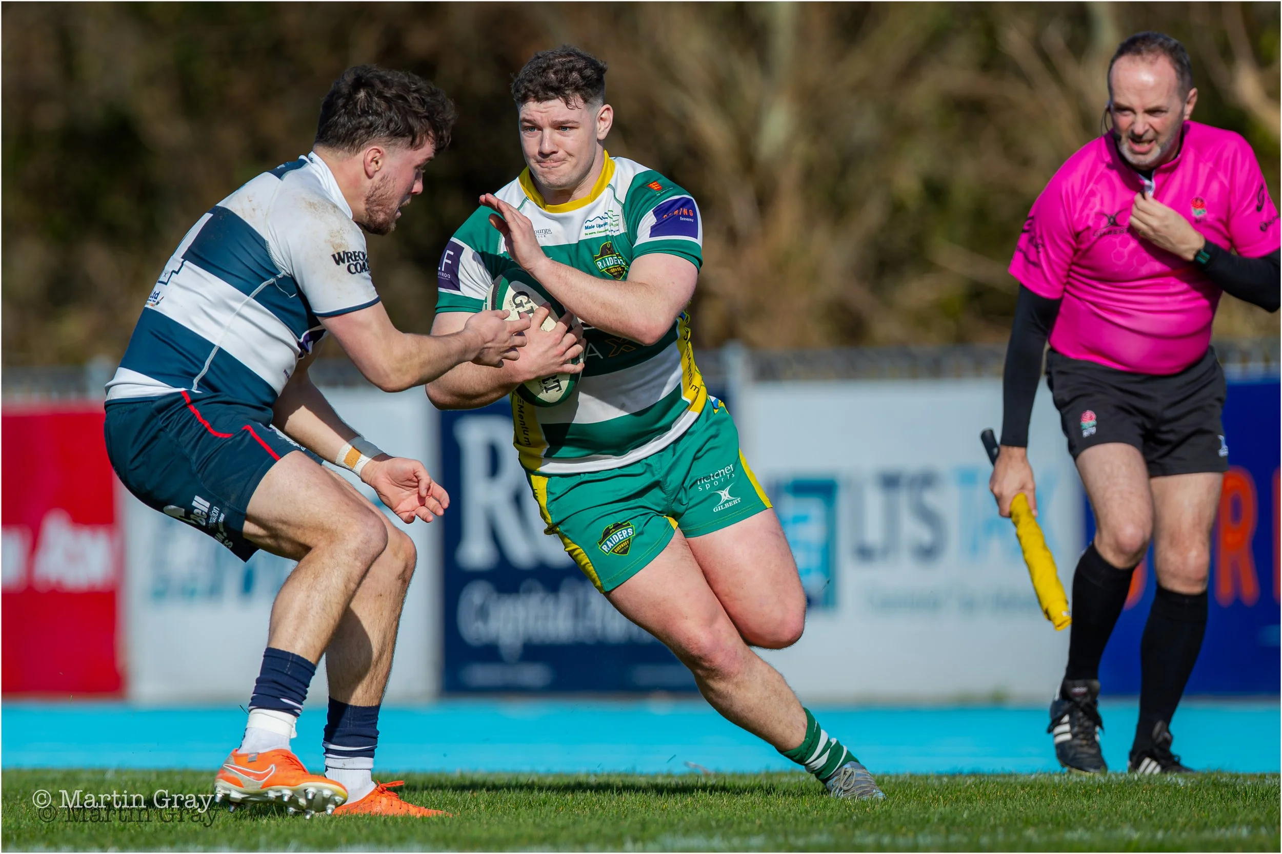 Ethan Smith looks to cut in from the touchline-3330.jpg