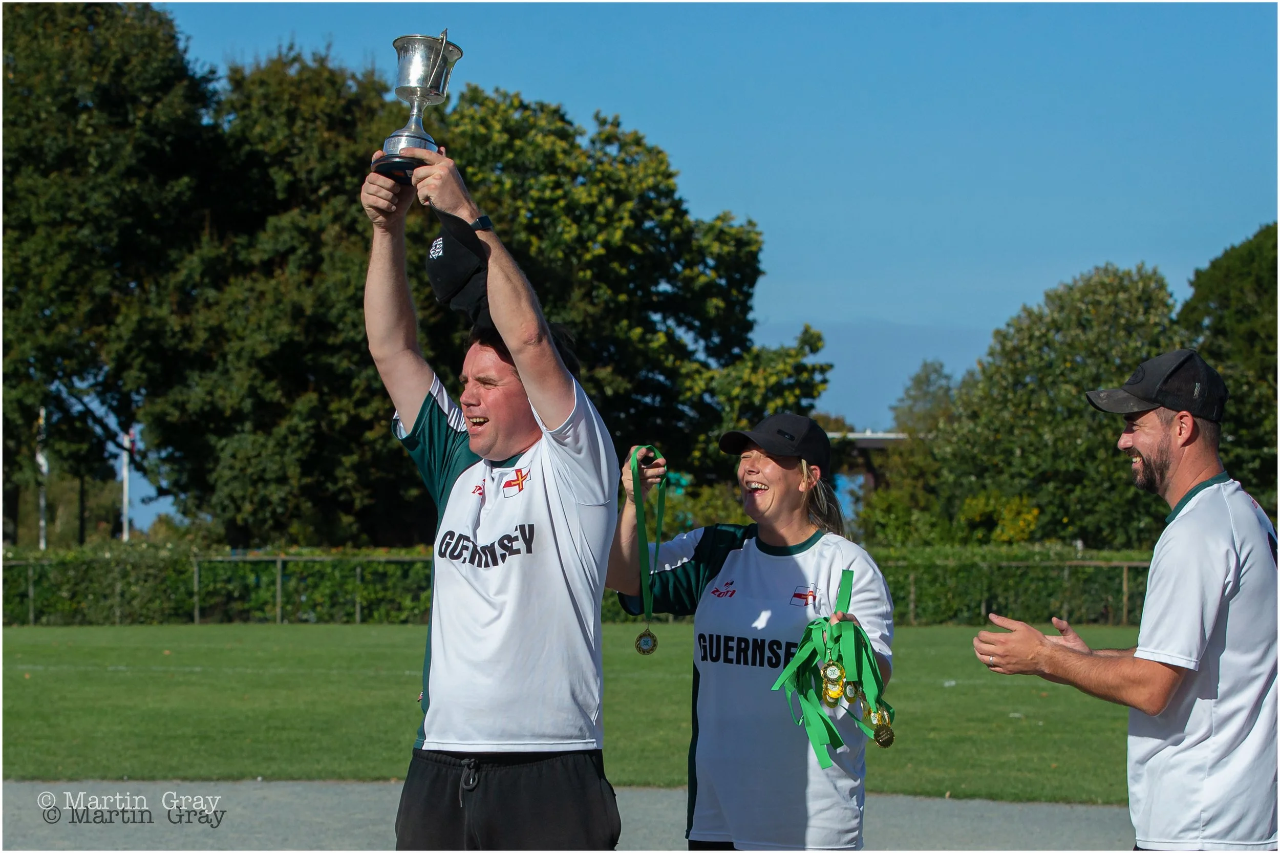 Gavin Thornton lifts the Trophy-2158.jpg