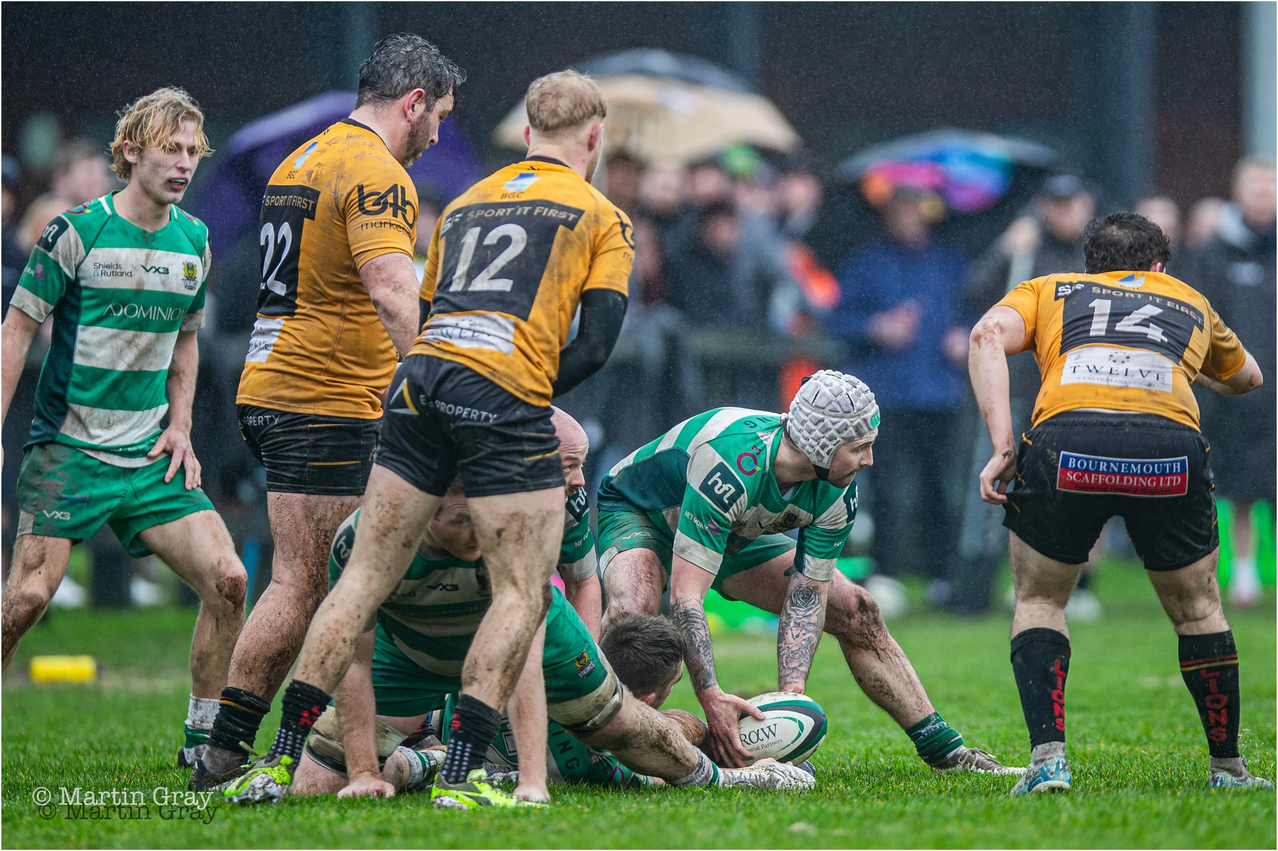 Taylor Quate looks to feed from a ruck-1724.jpg