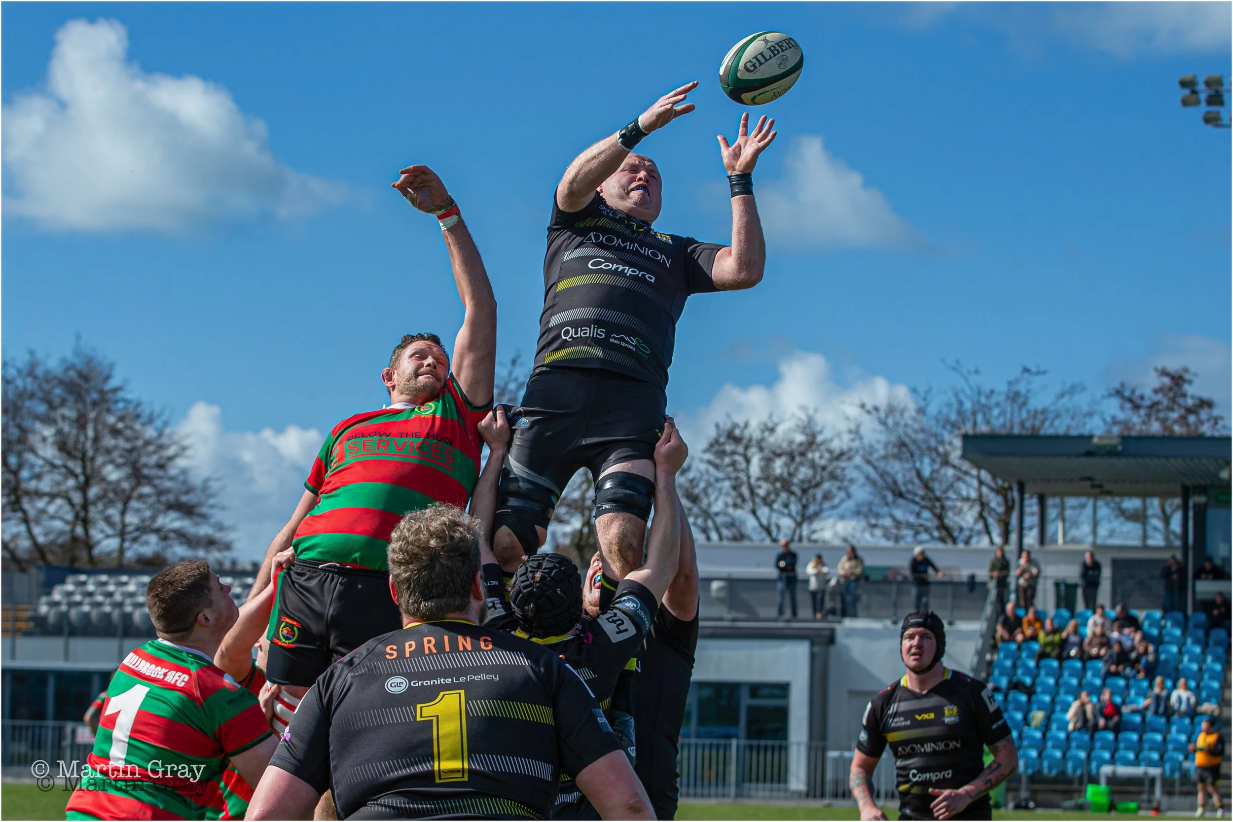 Mitchell Smith winning lineout ball-3264.jpg