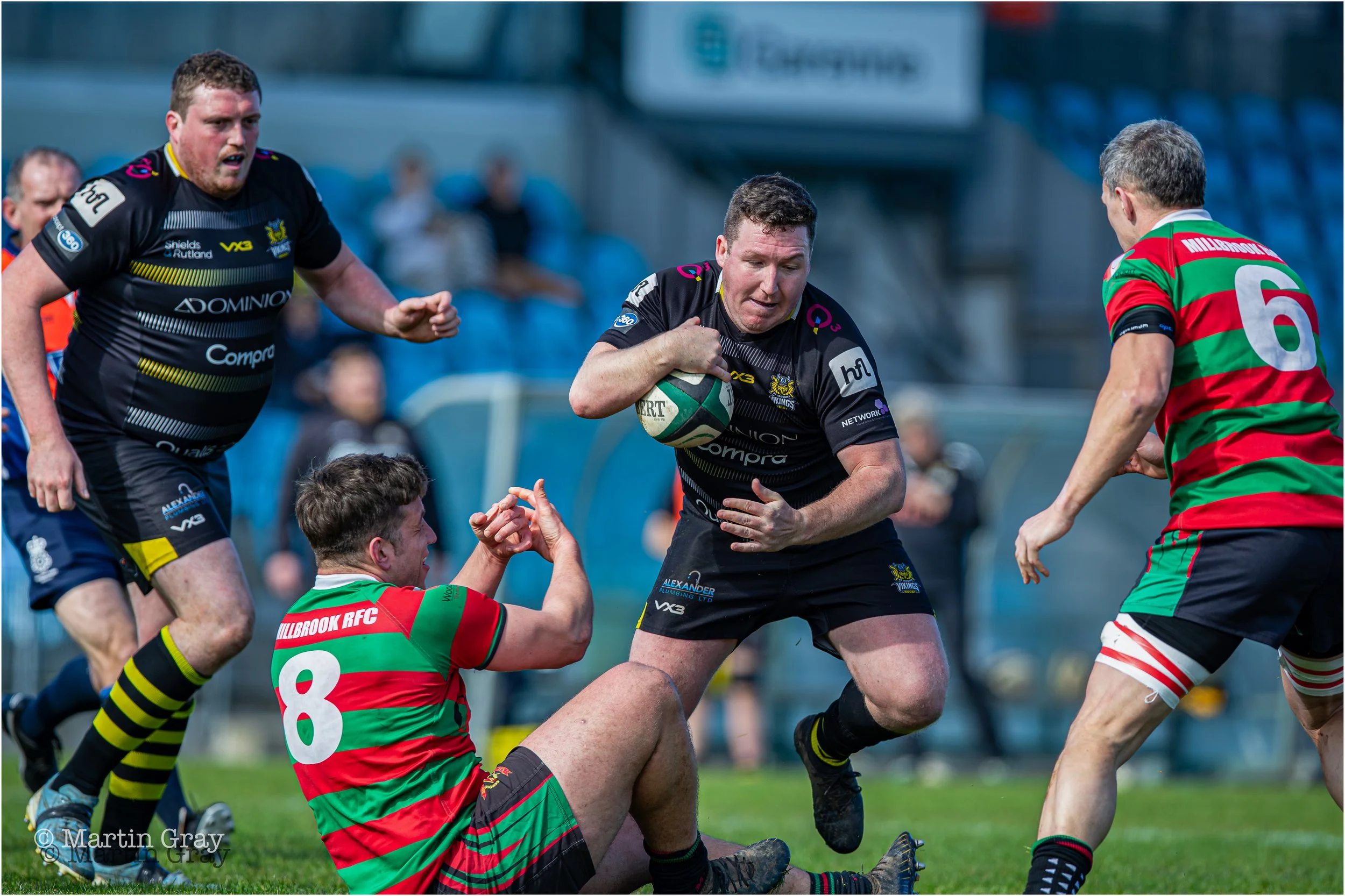 Tom Veillard slips a tackle-6316.jpg