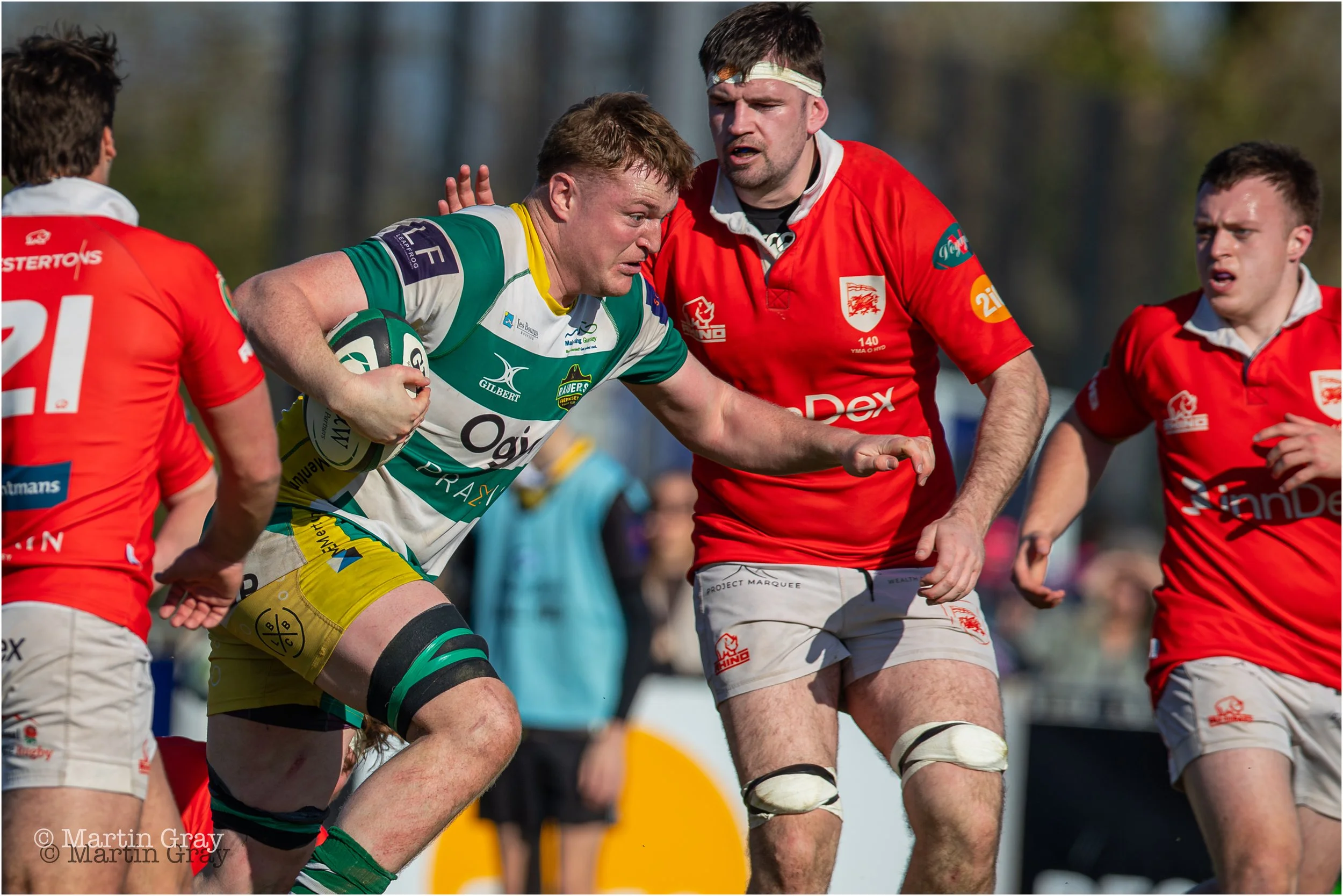 Hugo Culverhouse breaks inside the London Welsh 22-8809.jpg