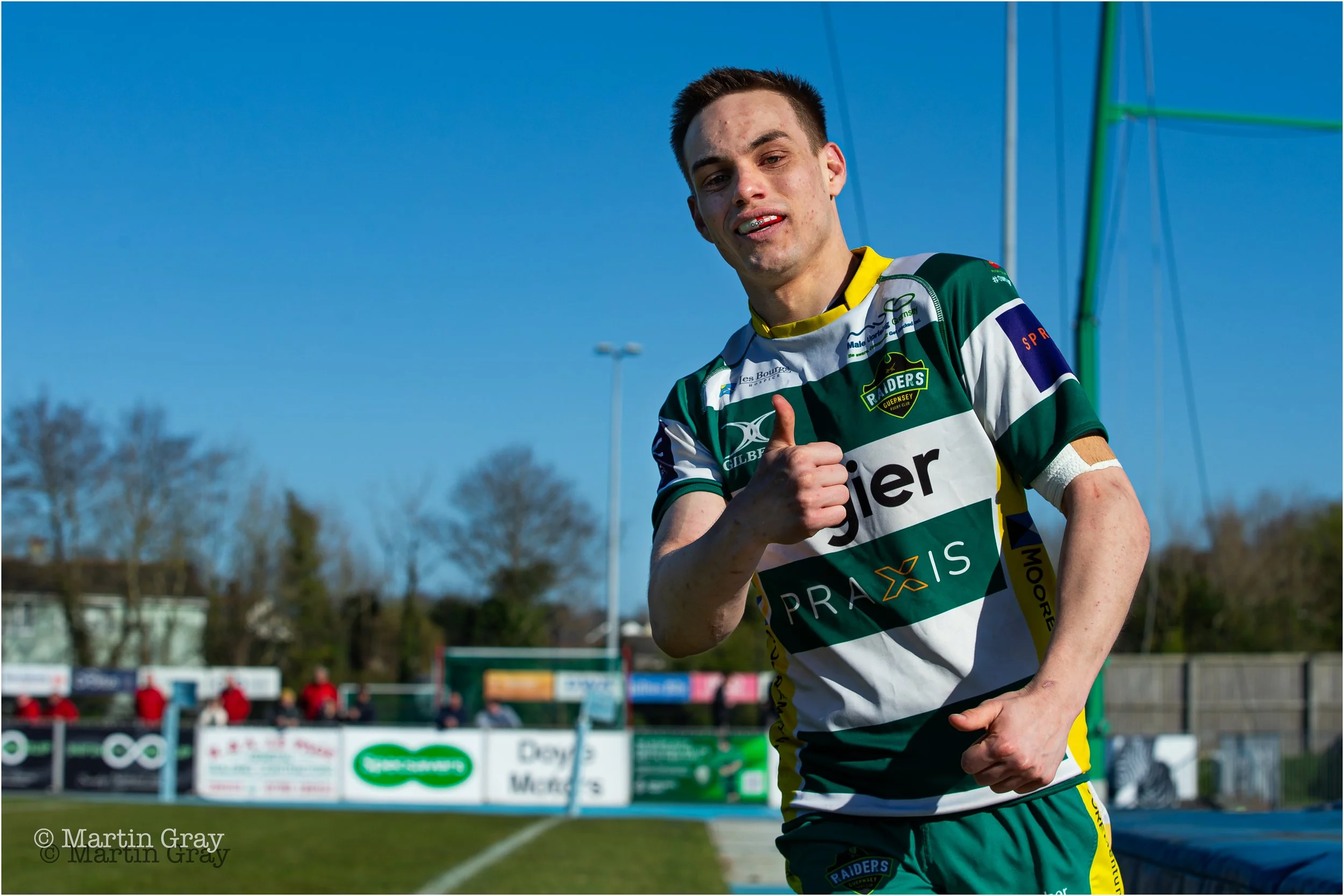 Thumbs up from Charlie Simmonds after his 63 min Try-4169.jpg