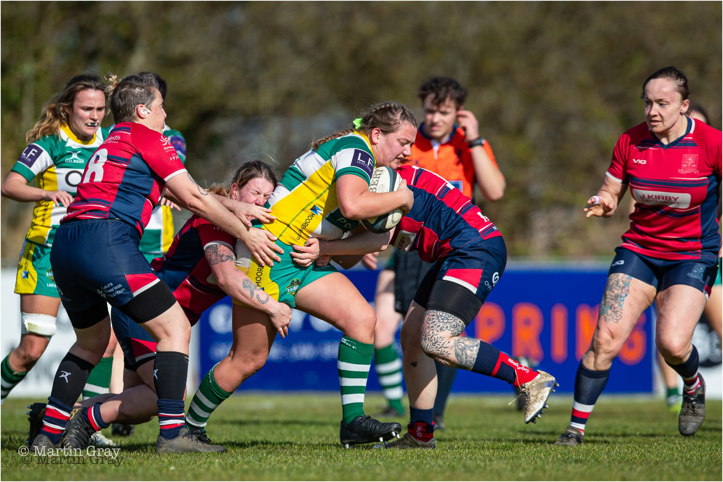 Zoe Collins powers forward in the Seaford 22-9816.jpg