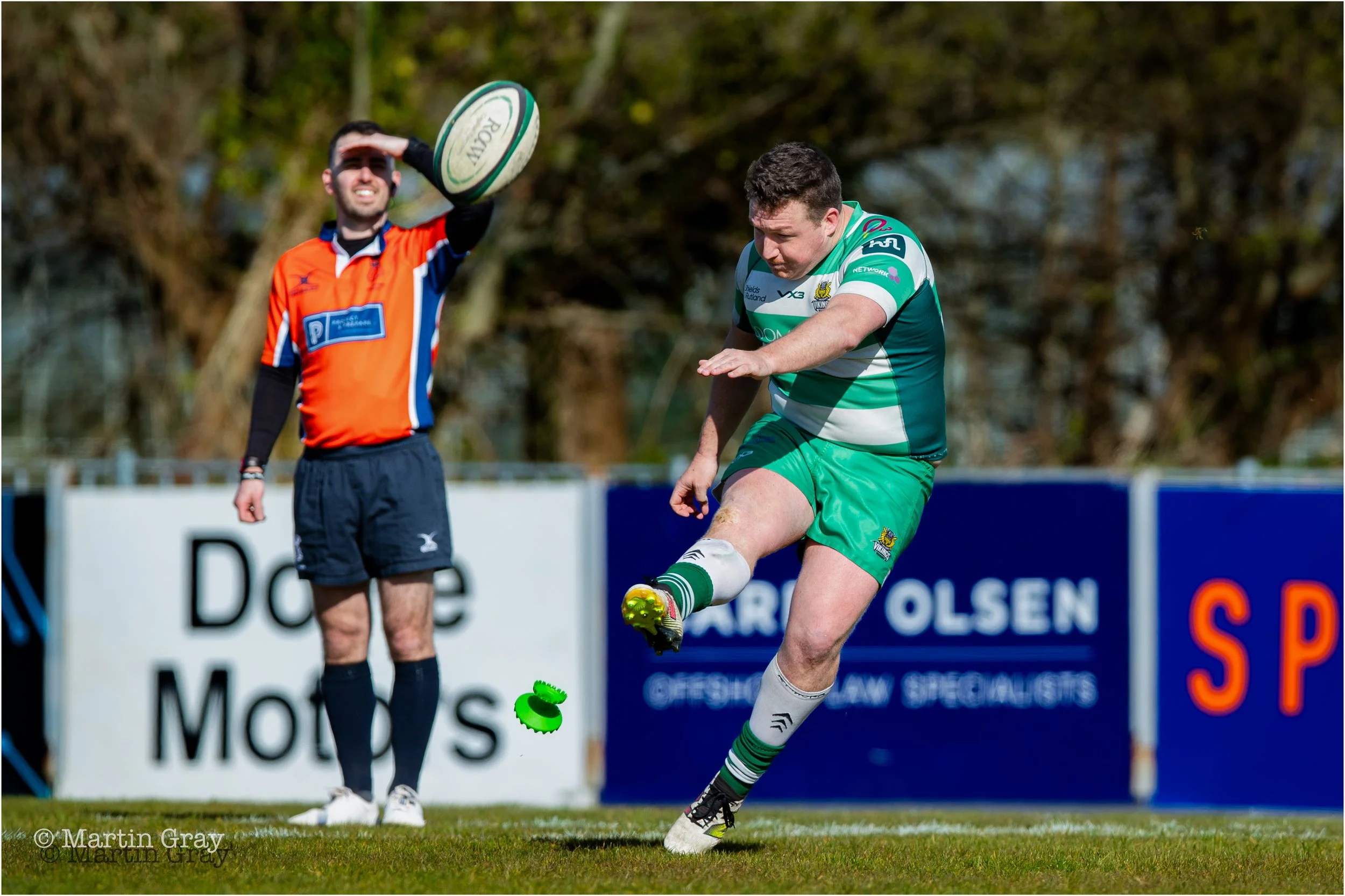 Tom Veillard kicks a conversion-0658.jpg