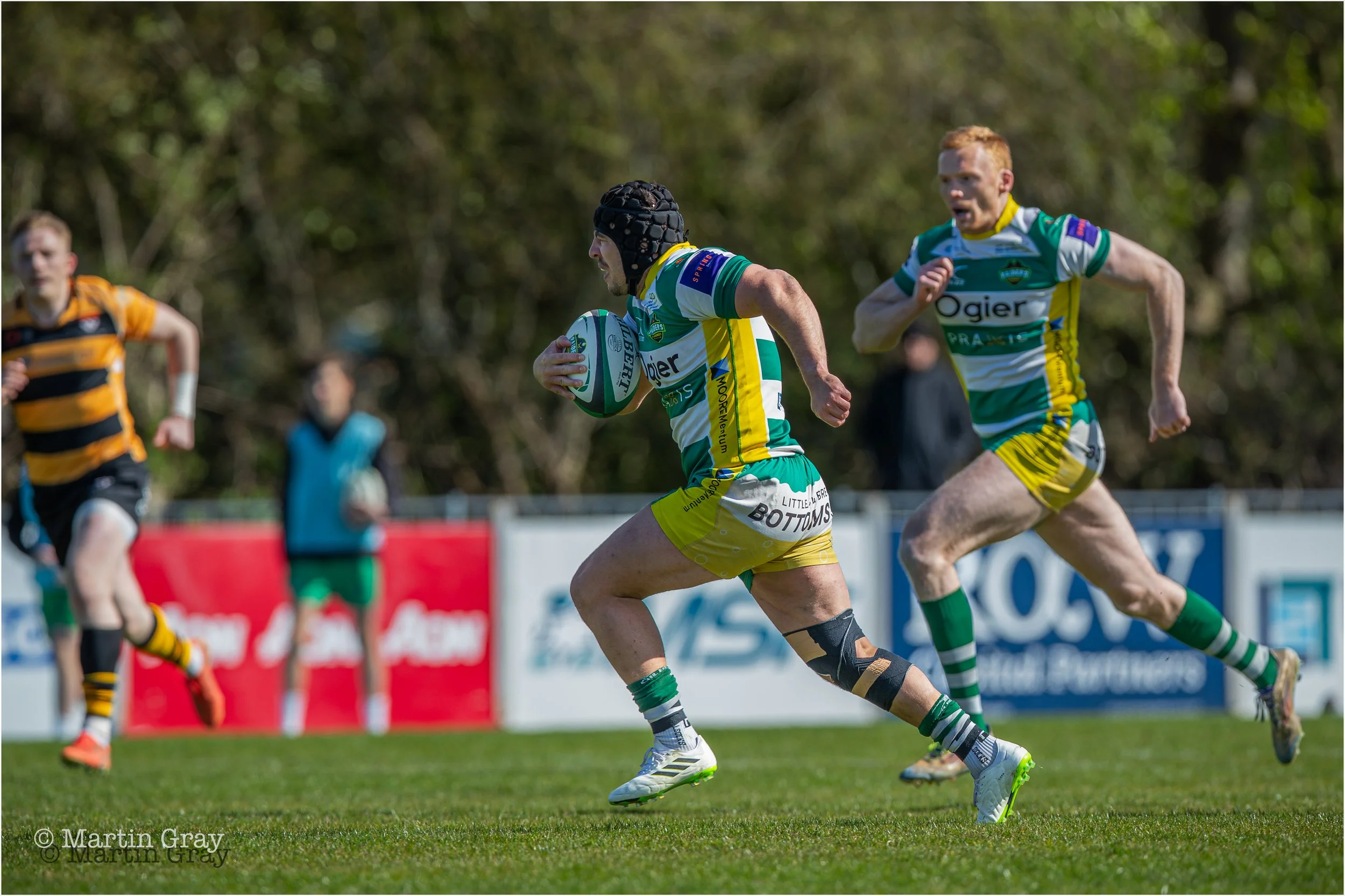 Jonathon Dawe breaks for a try on 25mins-1975.jpg