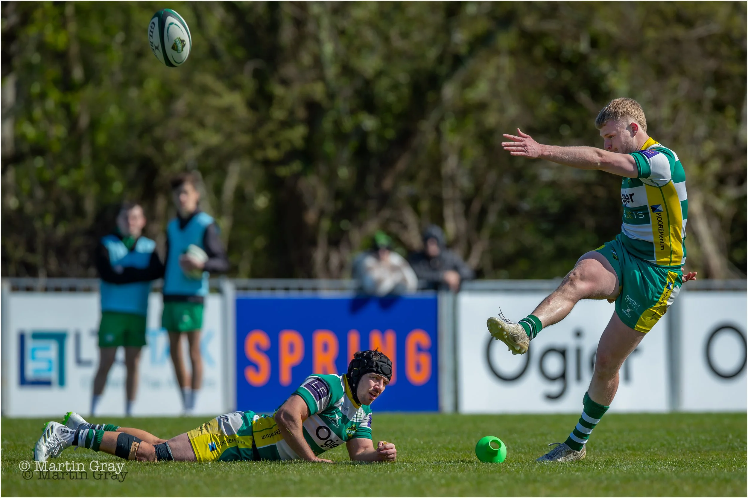 Tom Teasdale kicks a conversion on 10 mins-1989.jpg