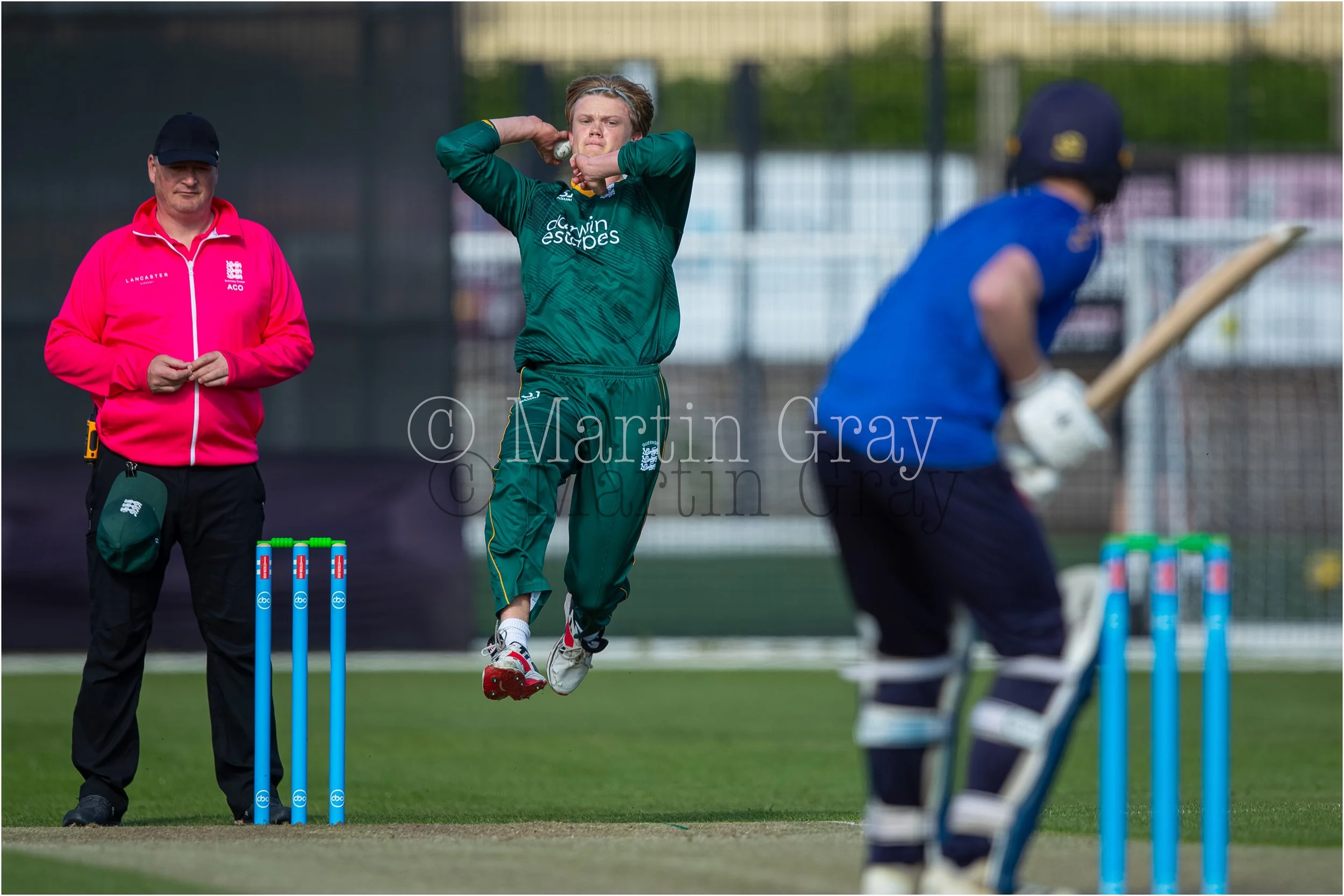 Ed Robinson in delivery stride opening the bowling-3001.jpg