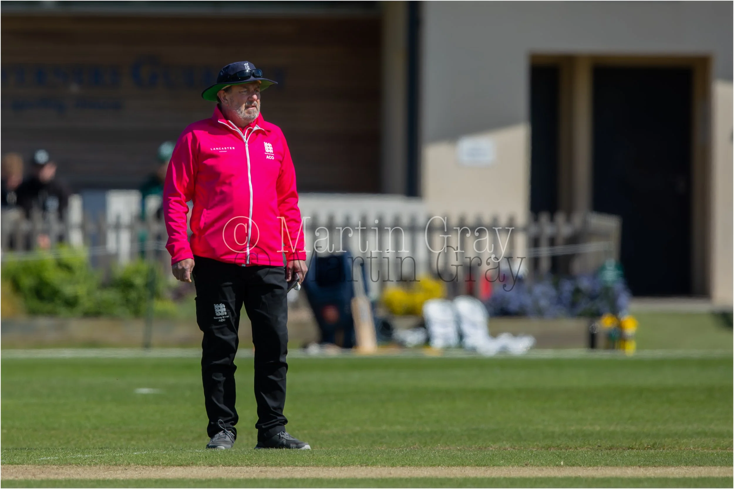Umpire Peter Finch-4636.jpg