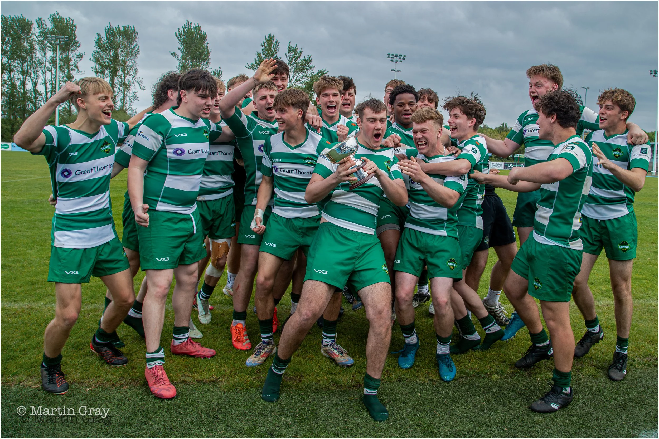 Colts celebrate with Siam Trophy-6379.jpg