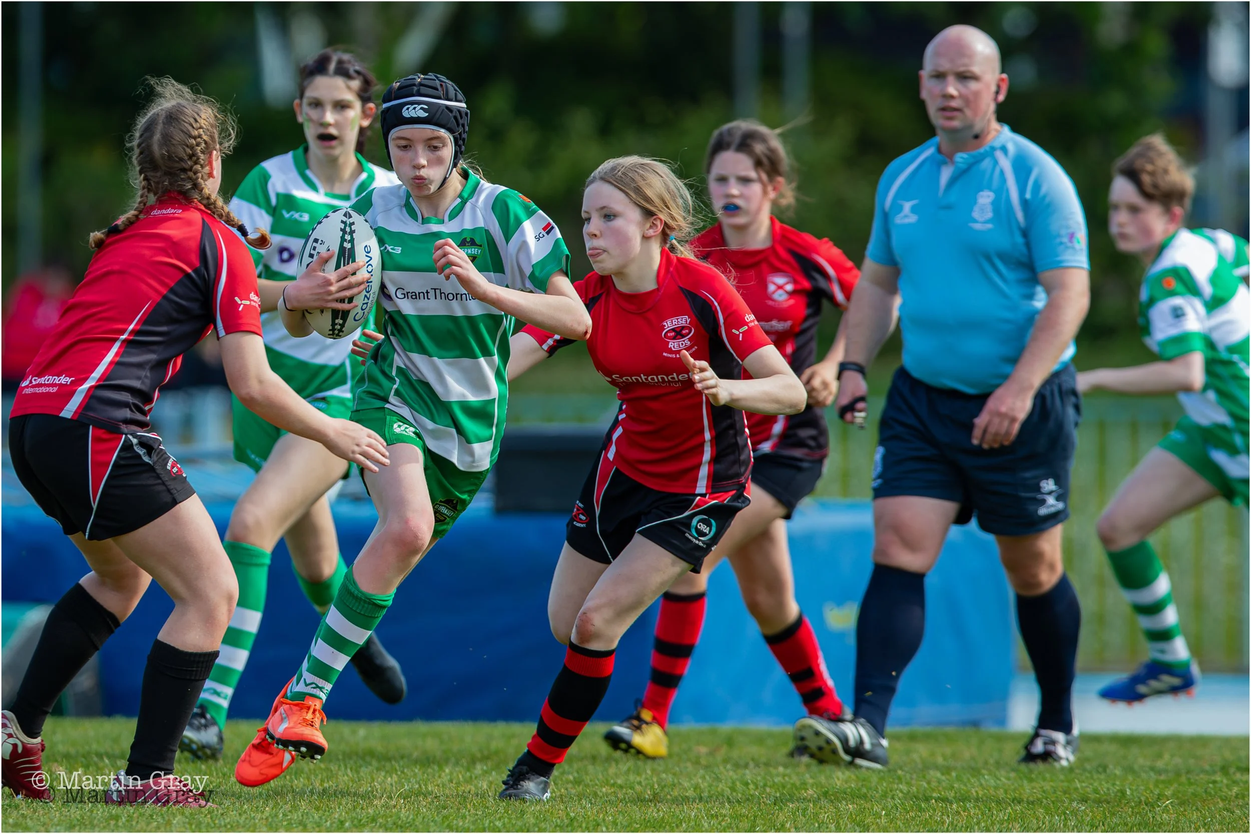 Orla Chilton finds a gap in the Jersey line-1633.jpg