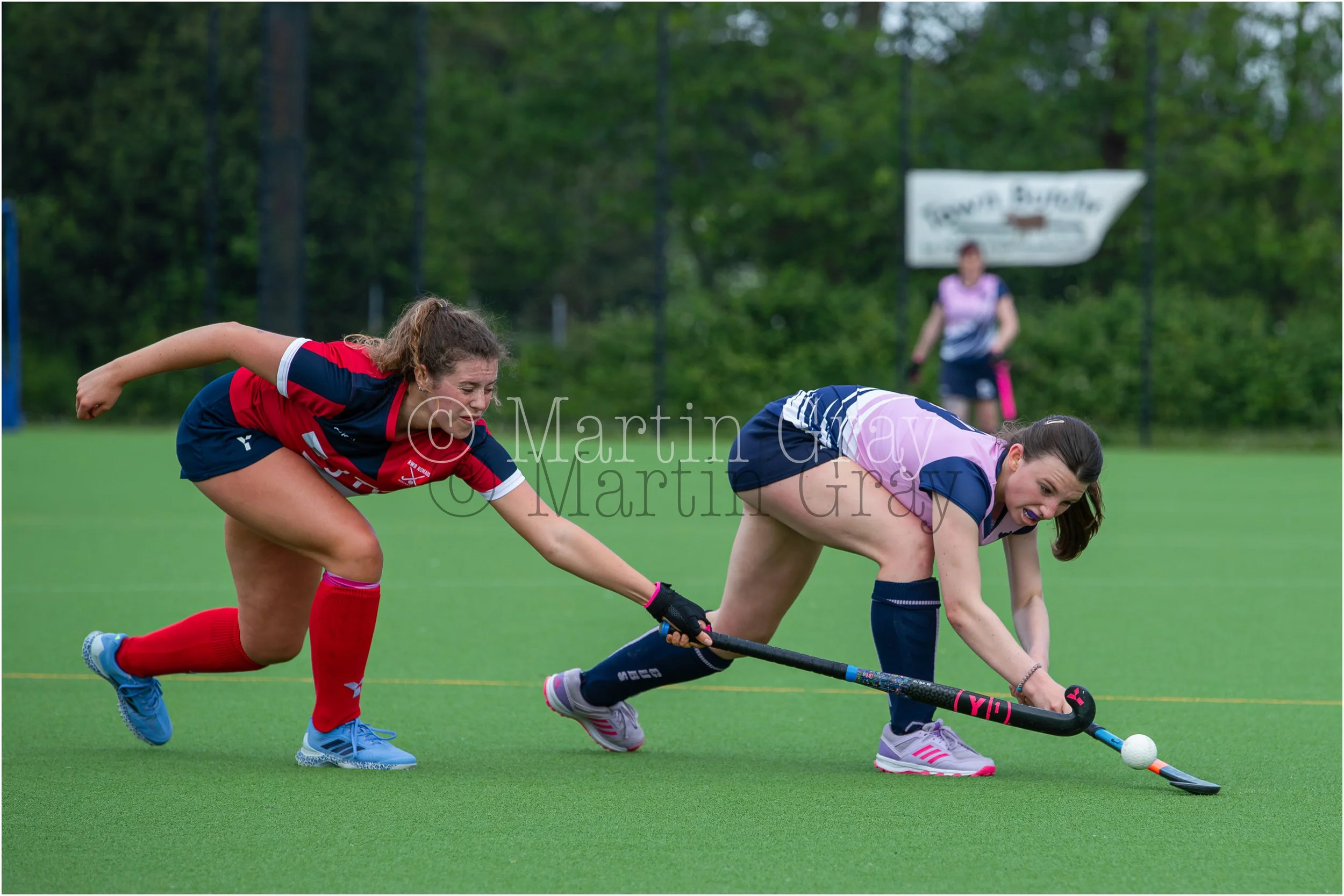 Gracie Guille pass down the wing under pressure-6695.jpg