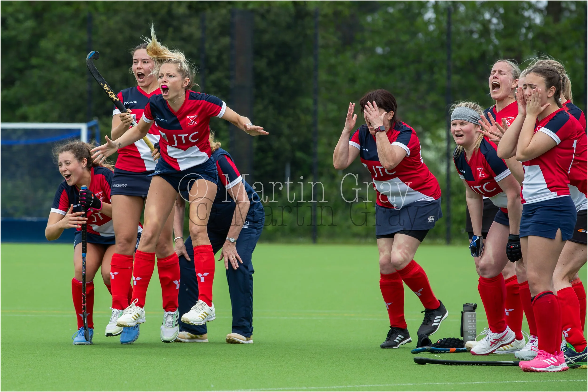Shuffles pressure as Nomads miss-2.jpg