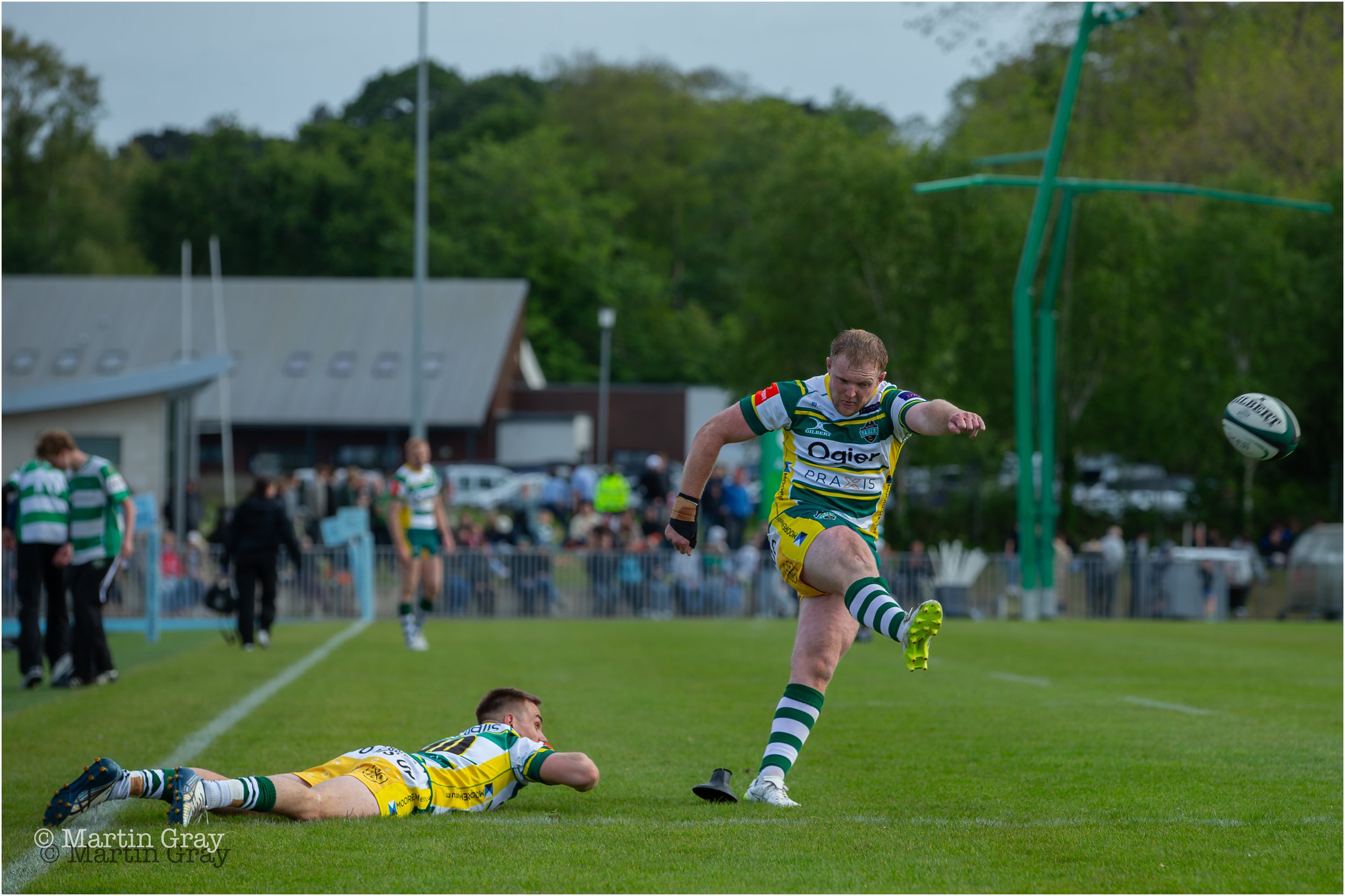 Ciaran McGann kick with Charlie Simmonds-7561.jpg