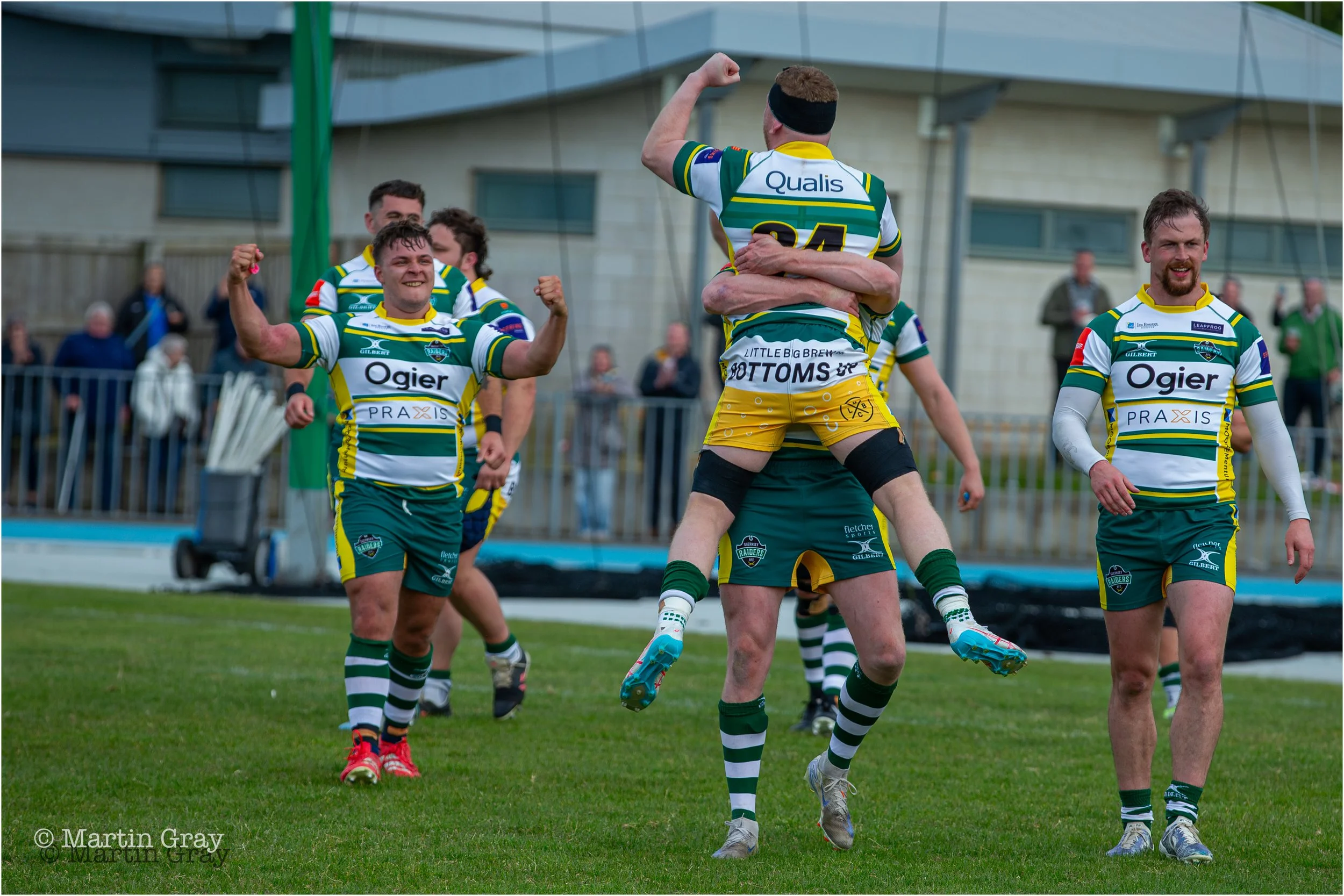 Raiders celebrate the final whistle-7625.jpg