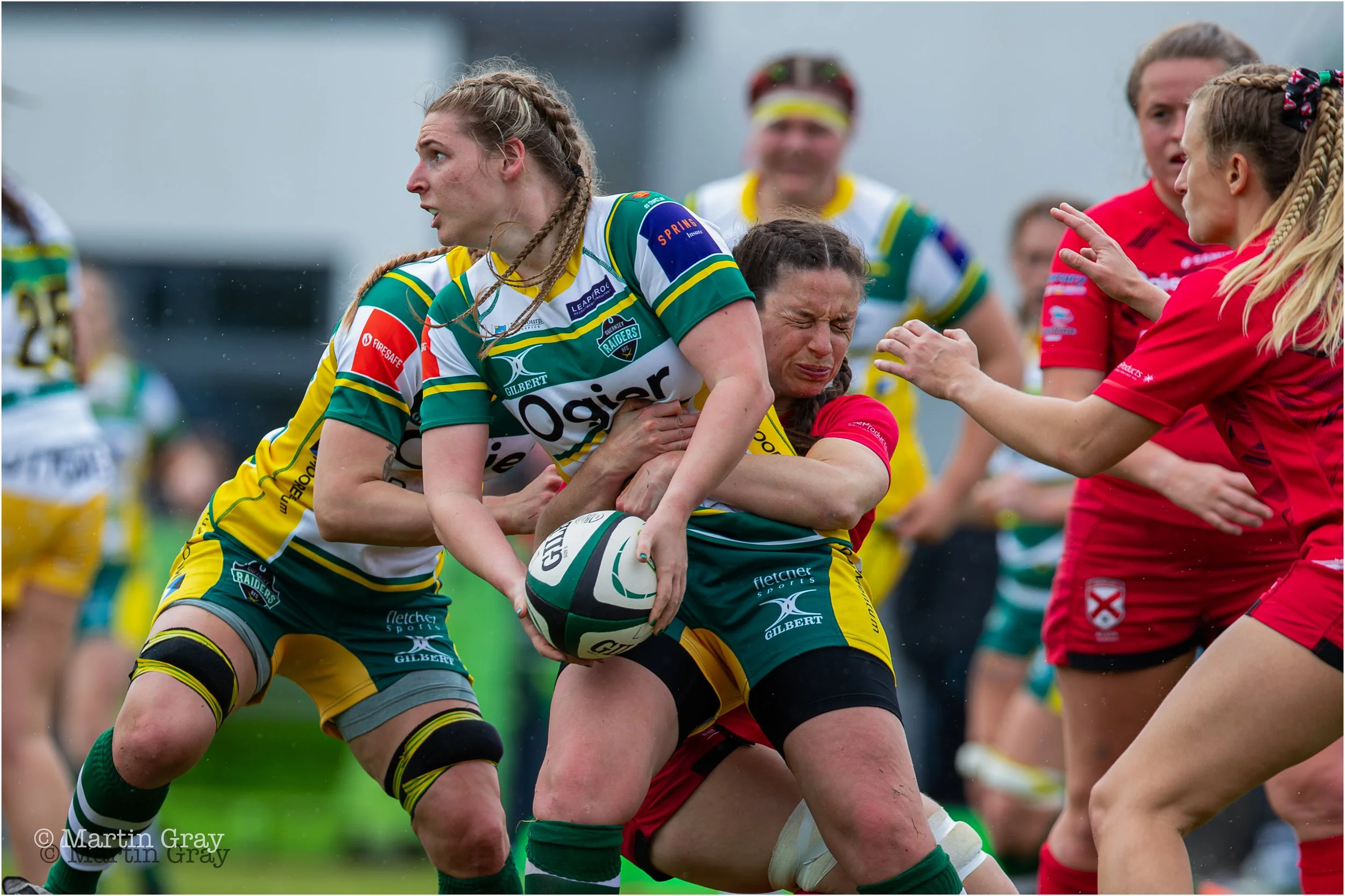 Cara Fitzpatrick looks to offload a pass-5104.jpg