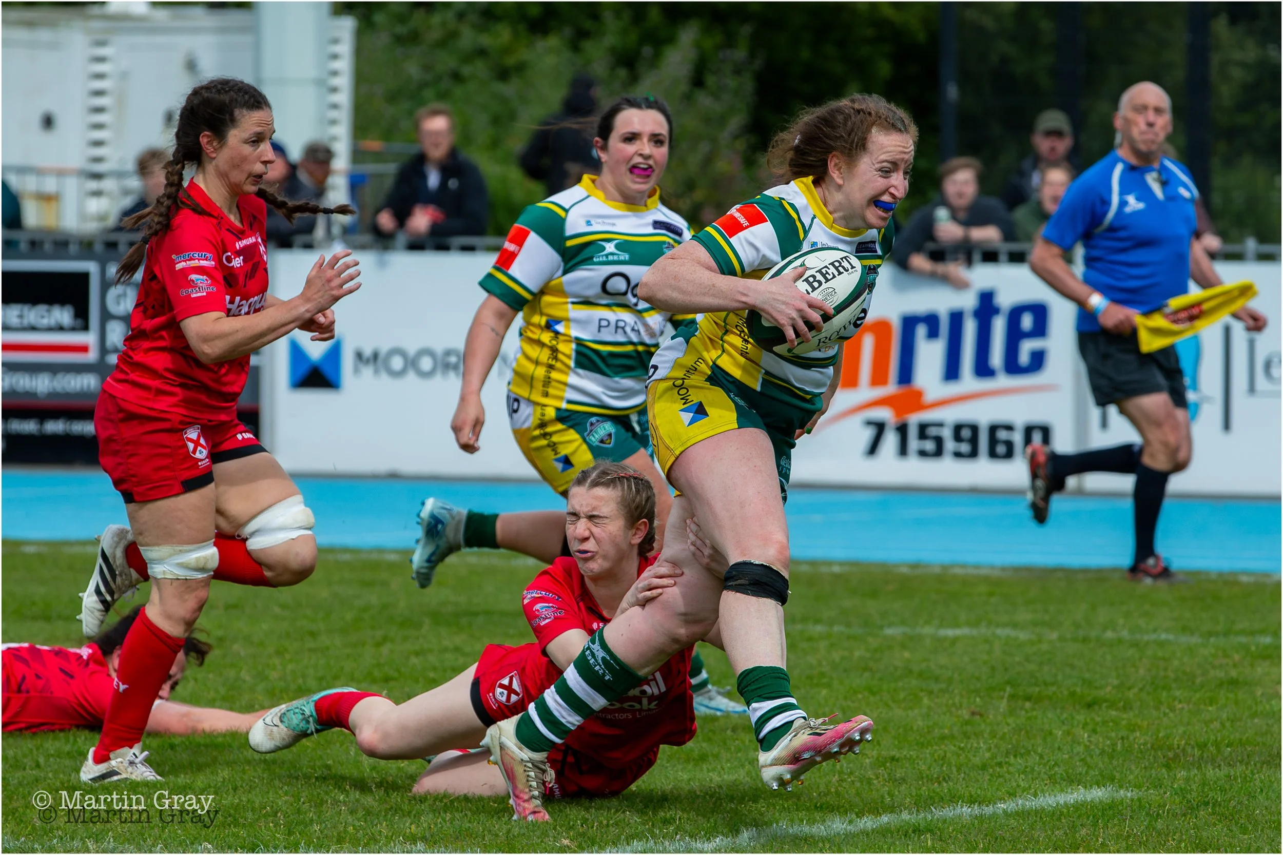 Daisy Travers breaks for a try-7179.jpg