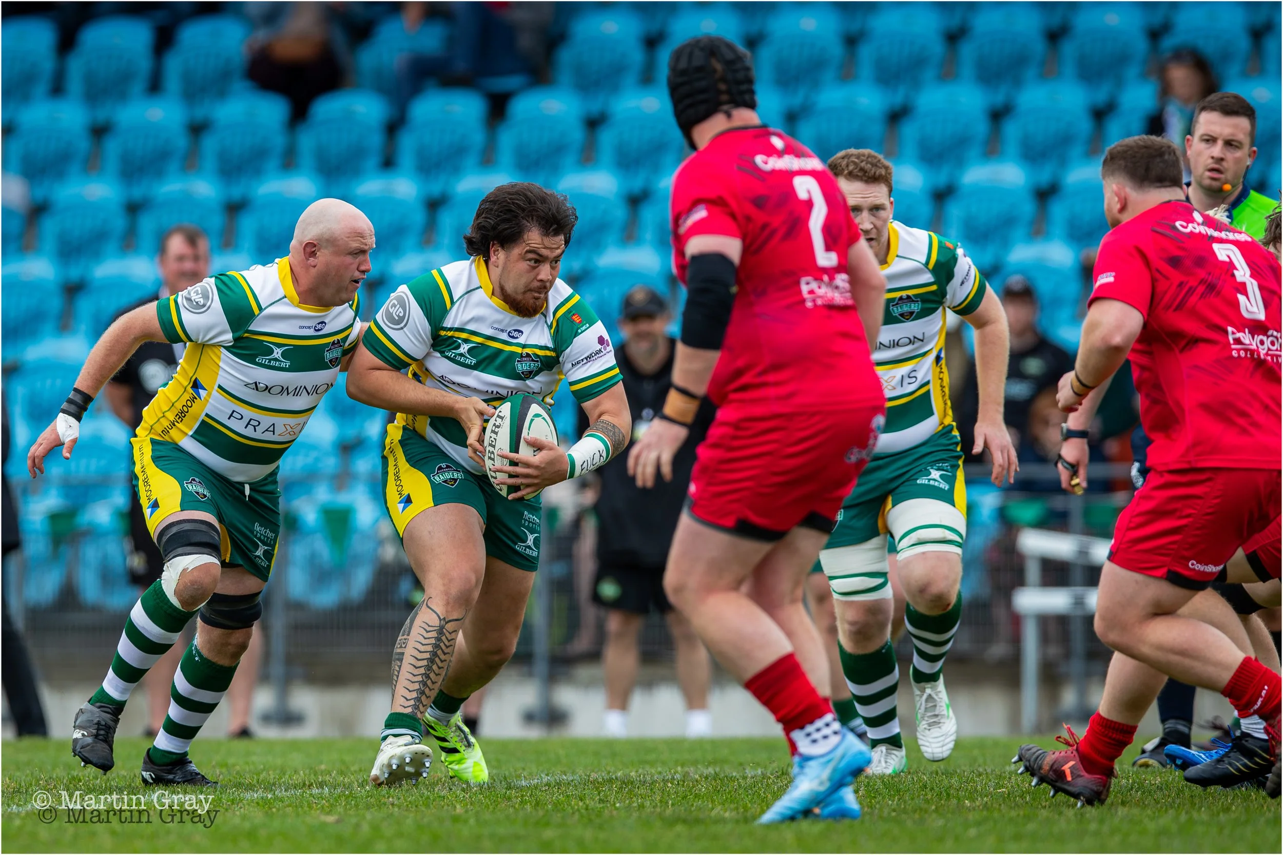 Jamie Dunn pushes out from the back-4288.jpg