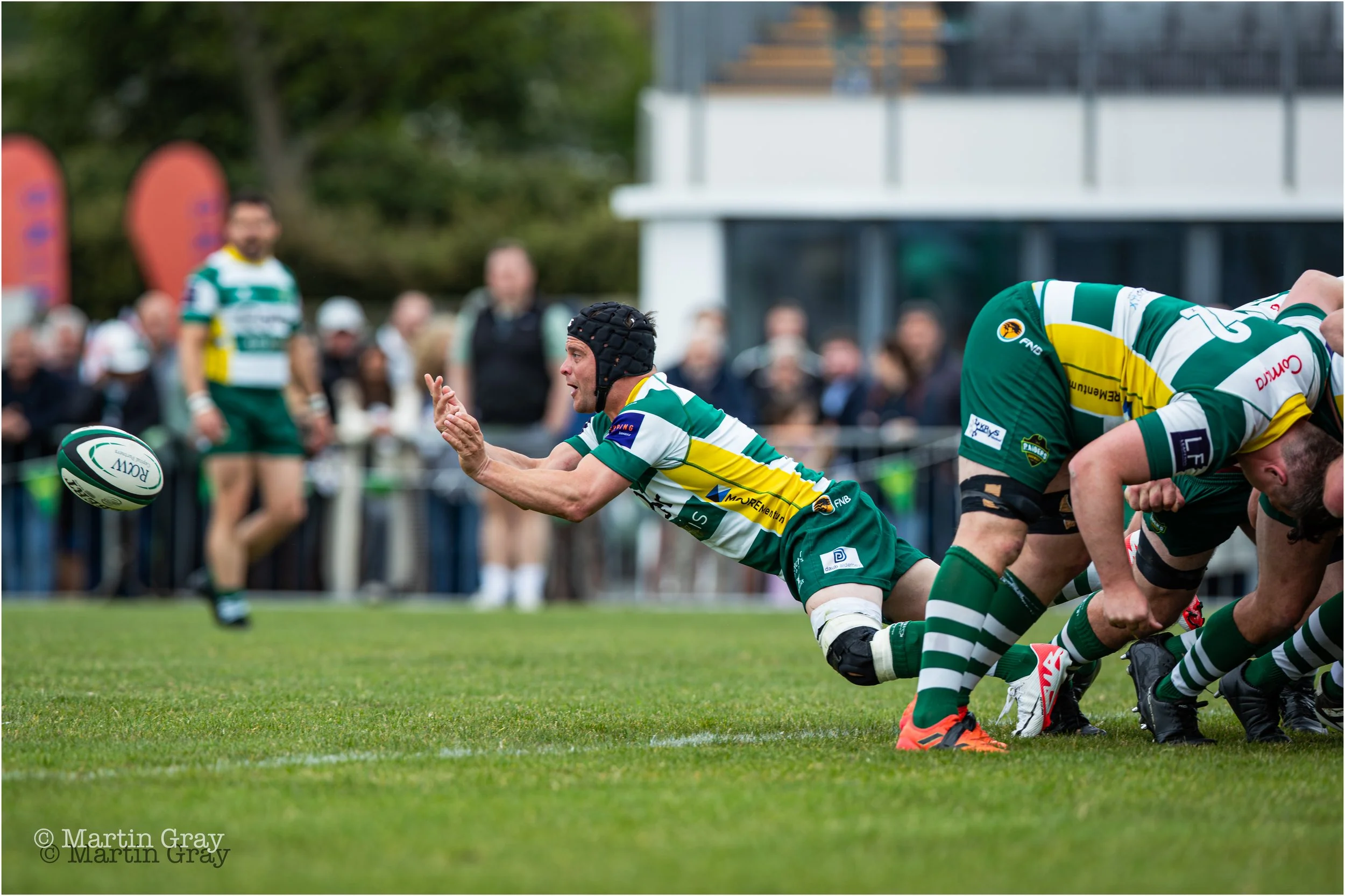 Divon Crouse feeds from a scrum-3737.jpg