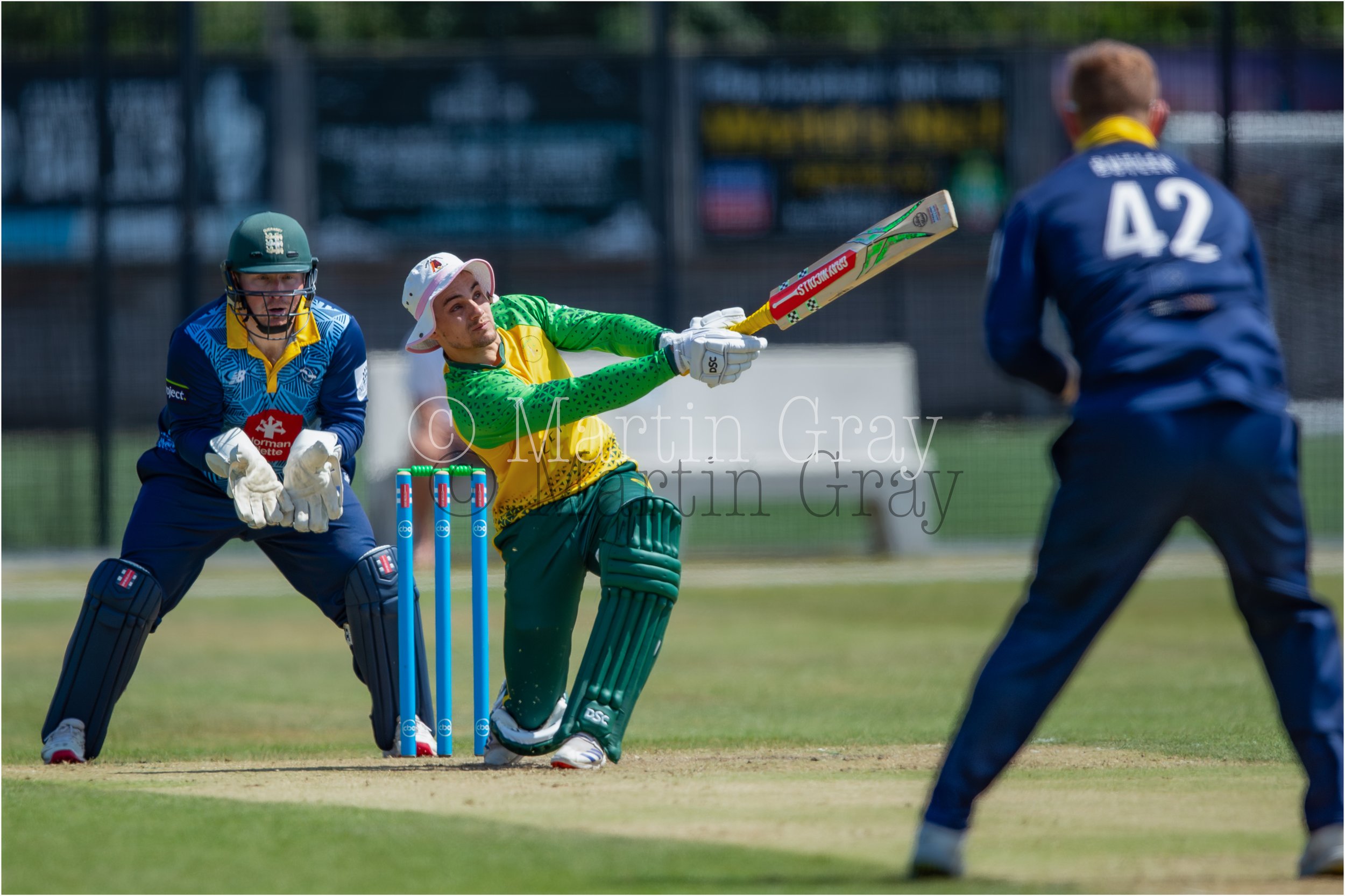 Charlie Simmonds hoists aball deep into the legside-8565.jpg