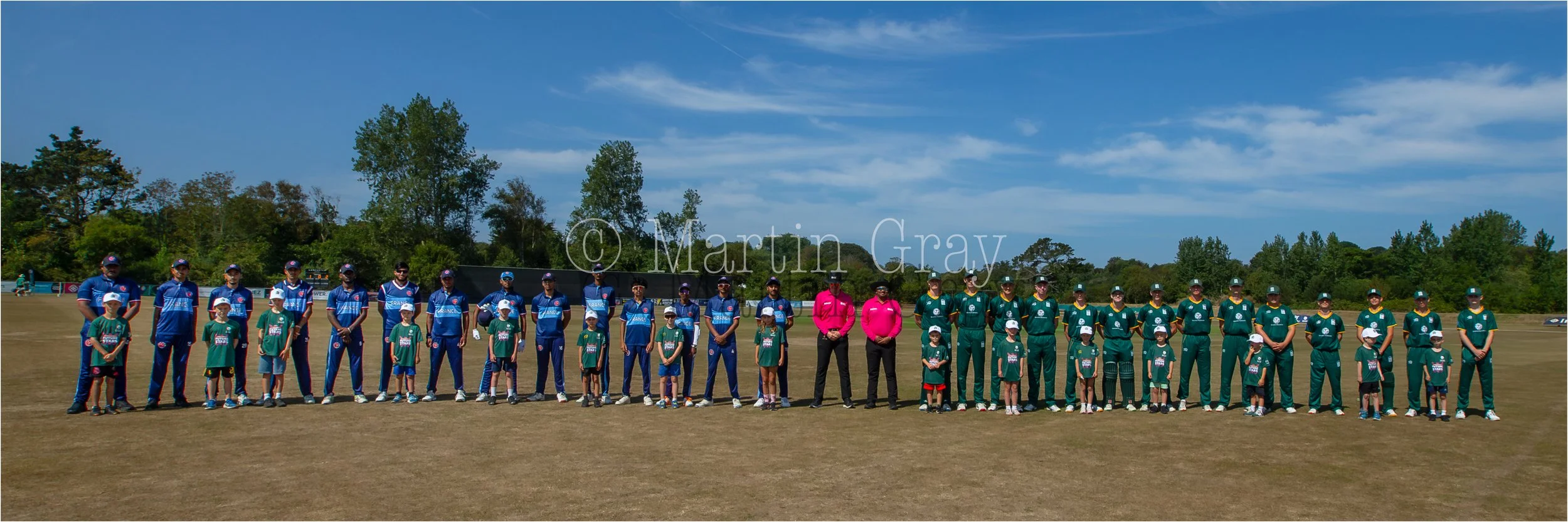 Teams line up with juniors-8912.jpg