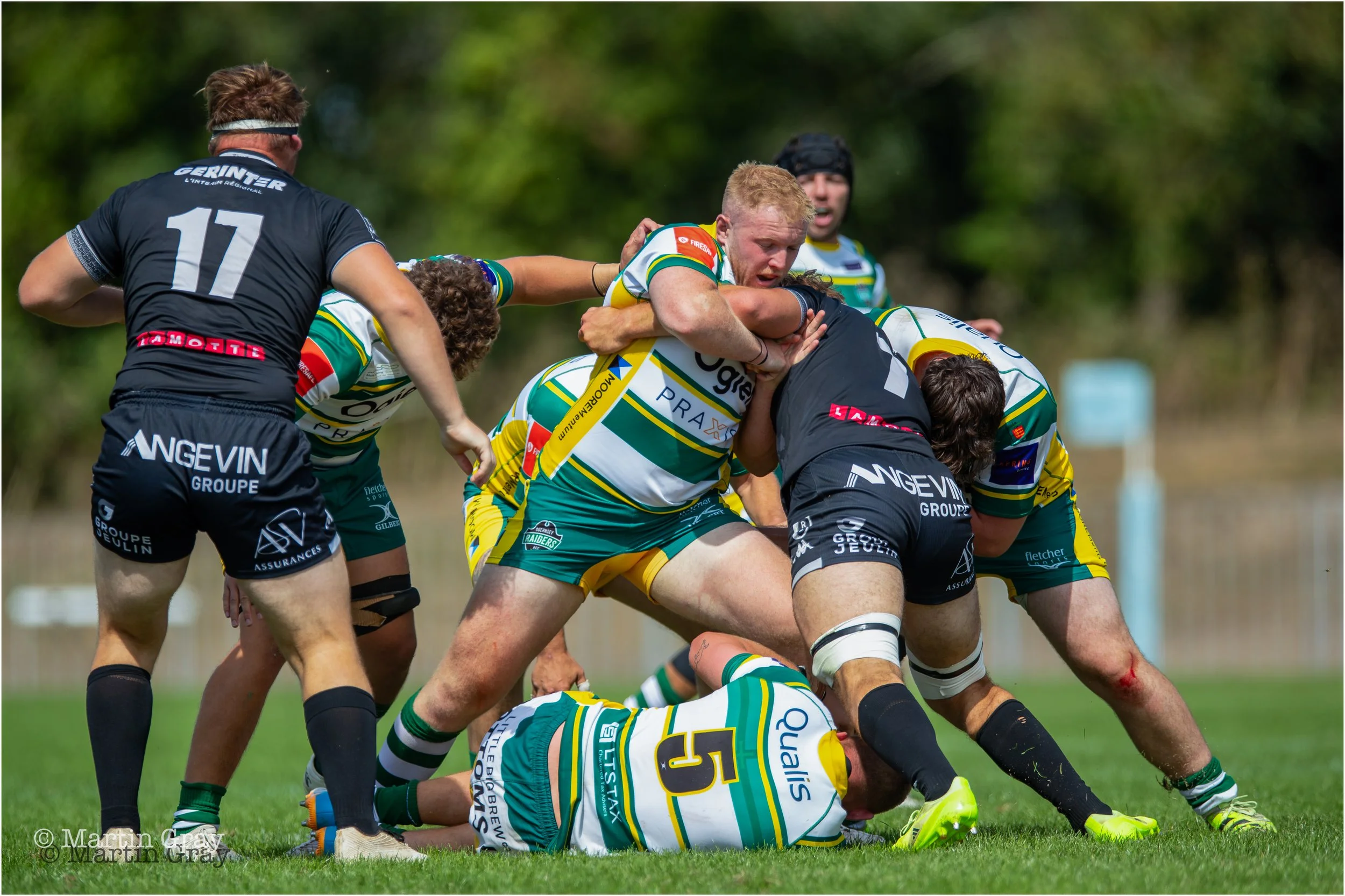 Ciaran McGann defends a ruck-5135.jpg