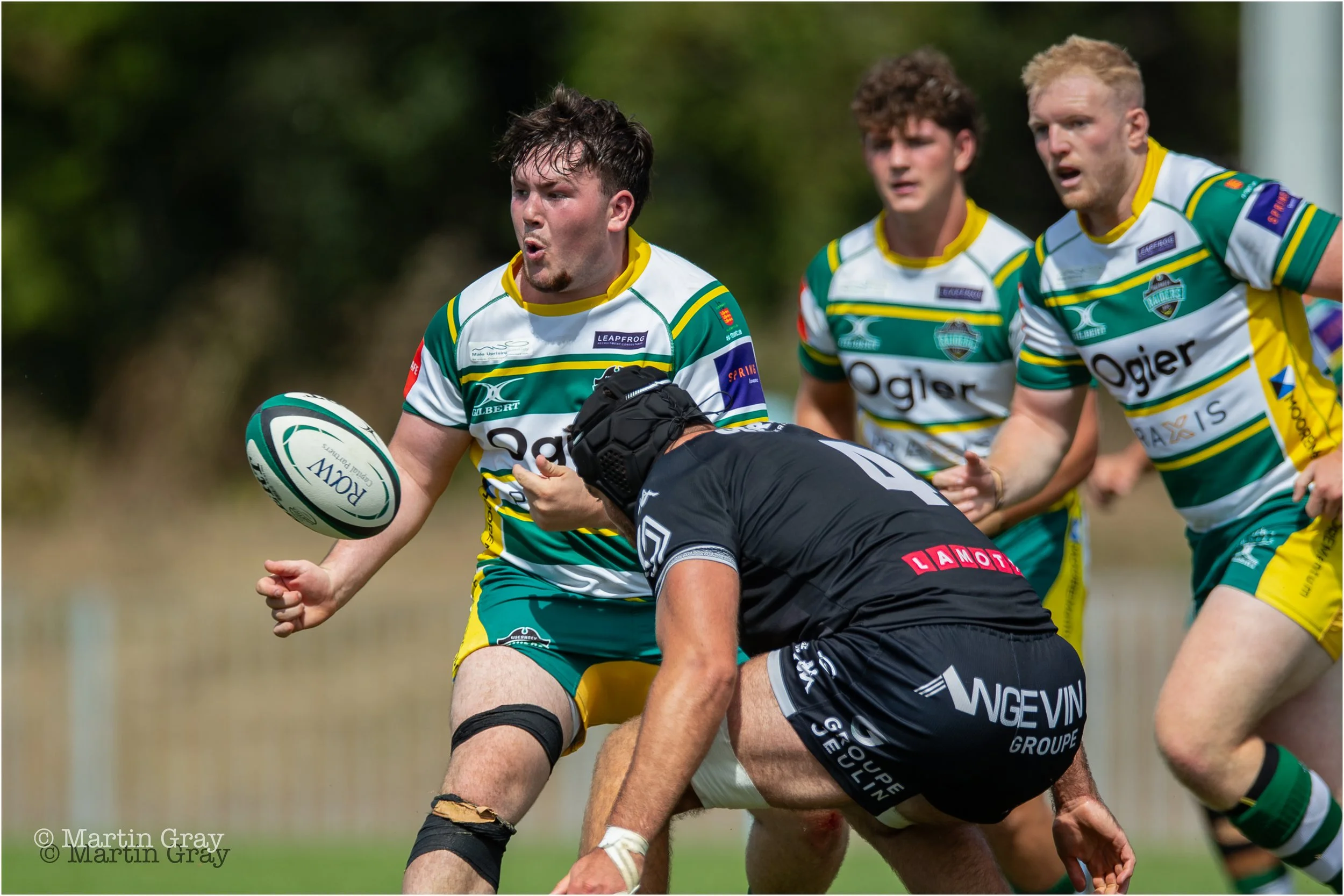 Ferdi Barnett offloads a pass-5130.jpg