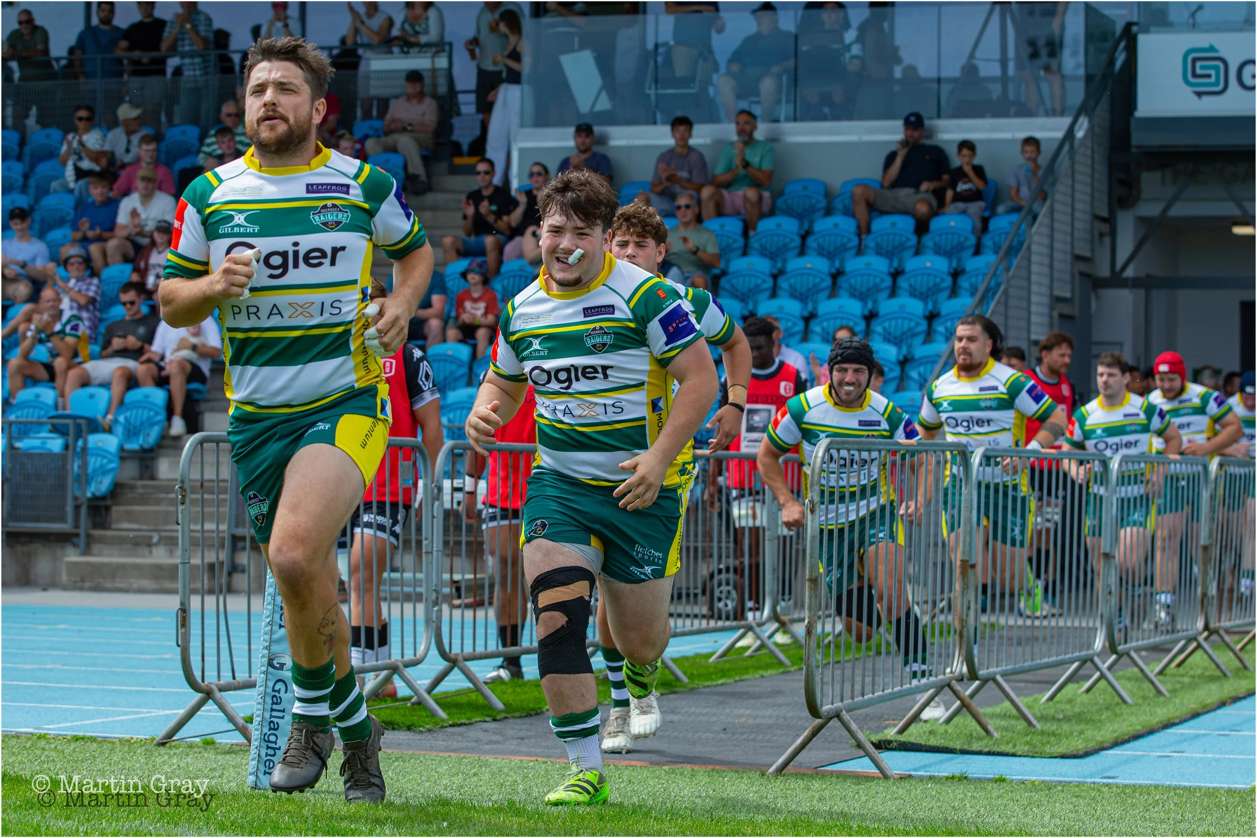 Ferdi Barnett takes the field-0008.jpg