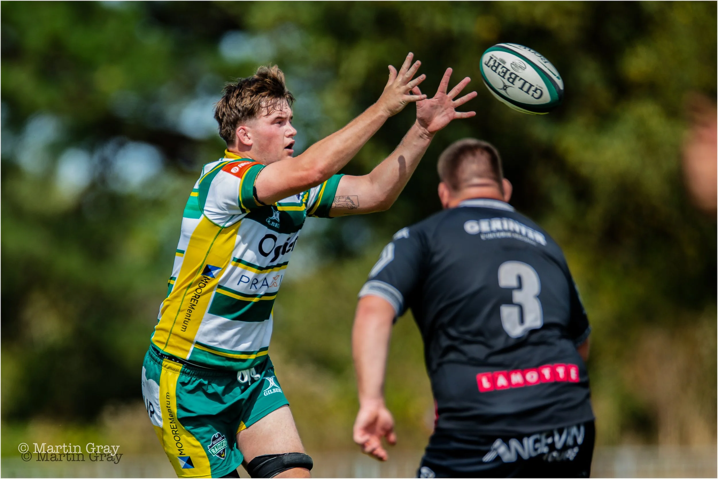 Iwan Shenton offloads a high pass-5022.jpg