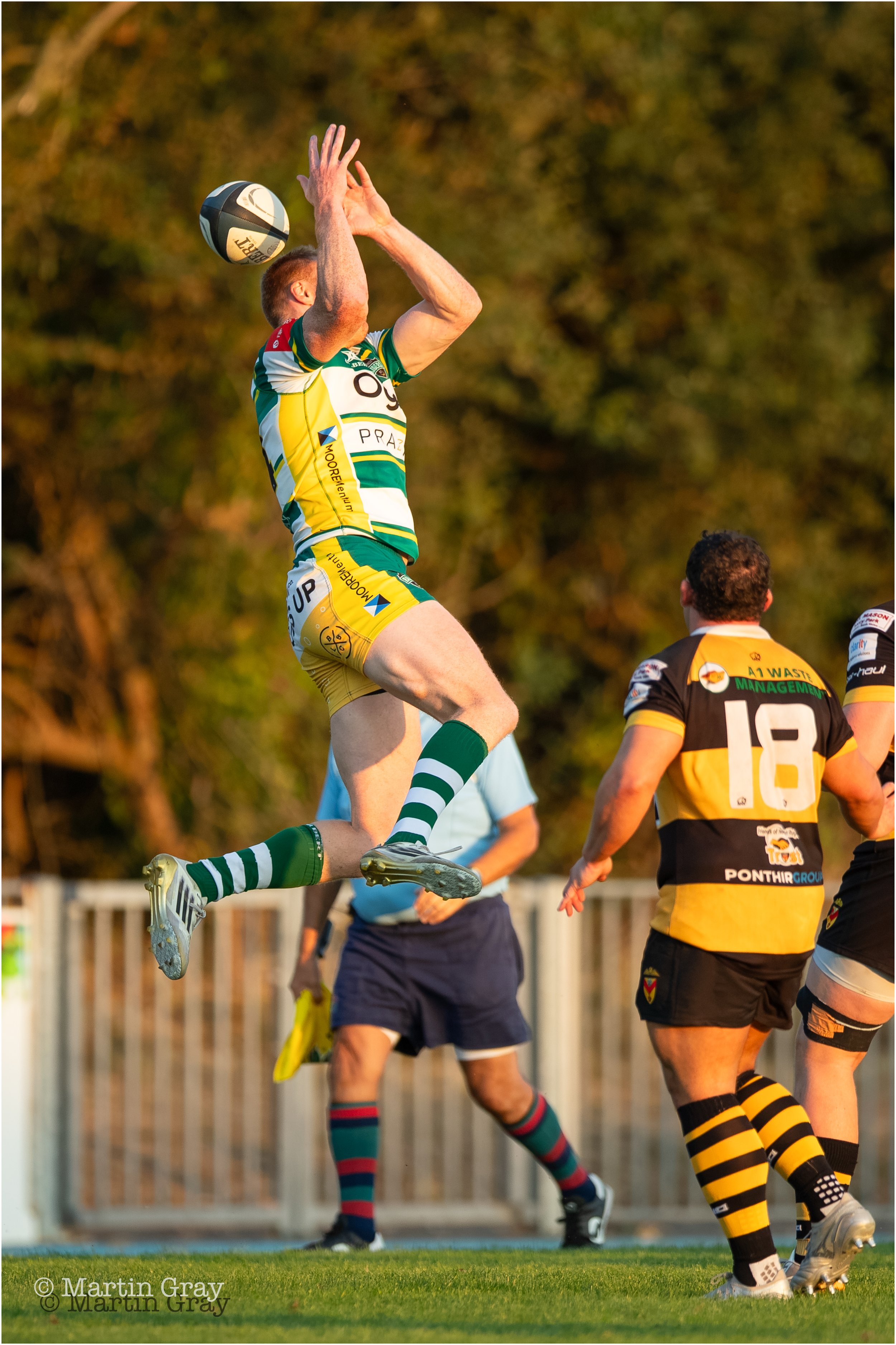 Anthony Armstrong contests aerial ball-5834.jpg