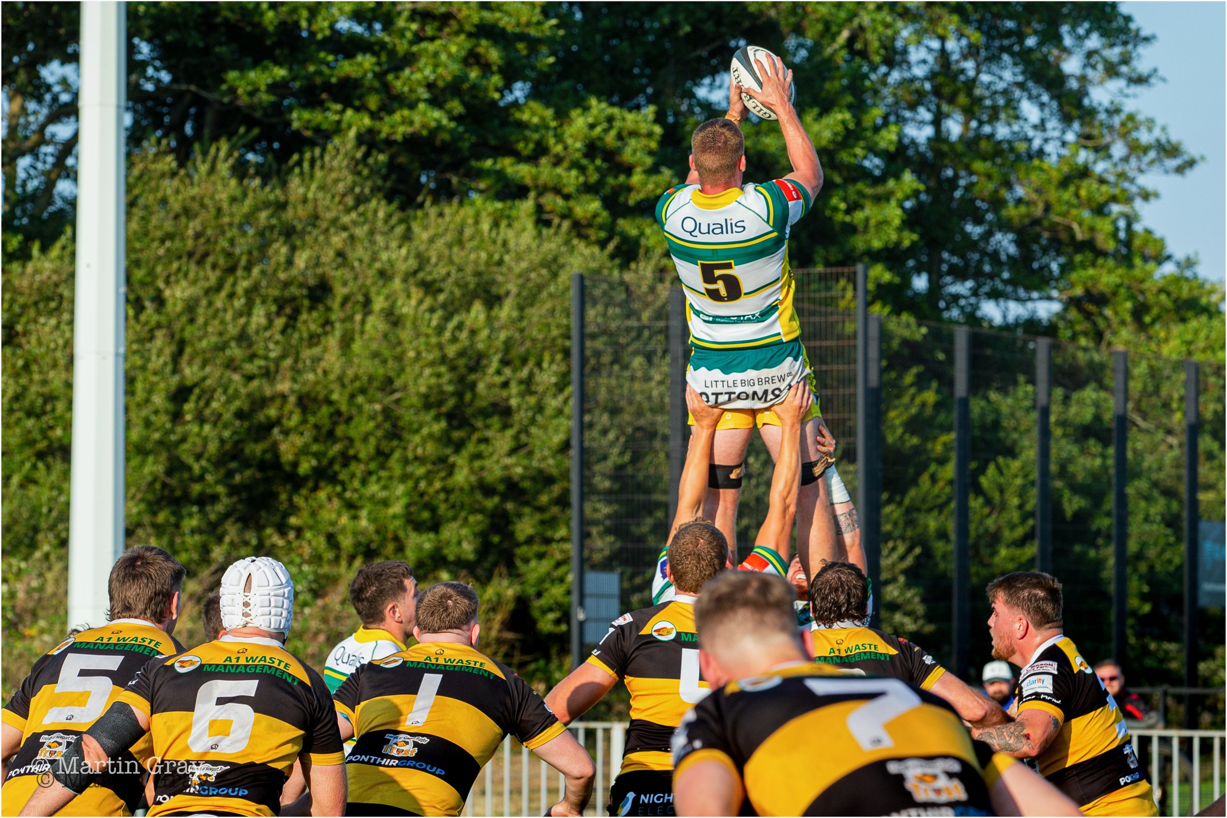 Joel Broardhurst winning lineout ball-0599.jpg