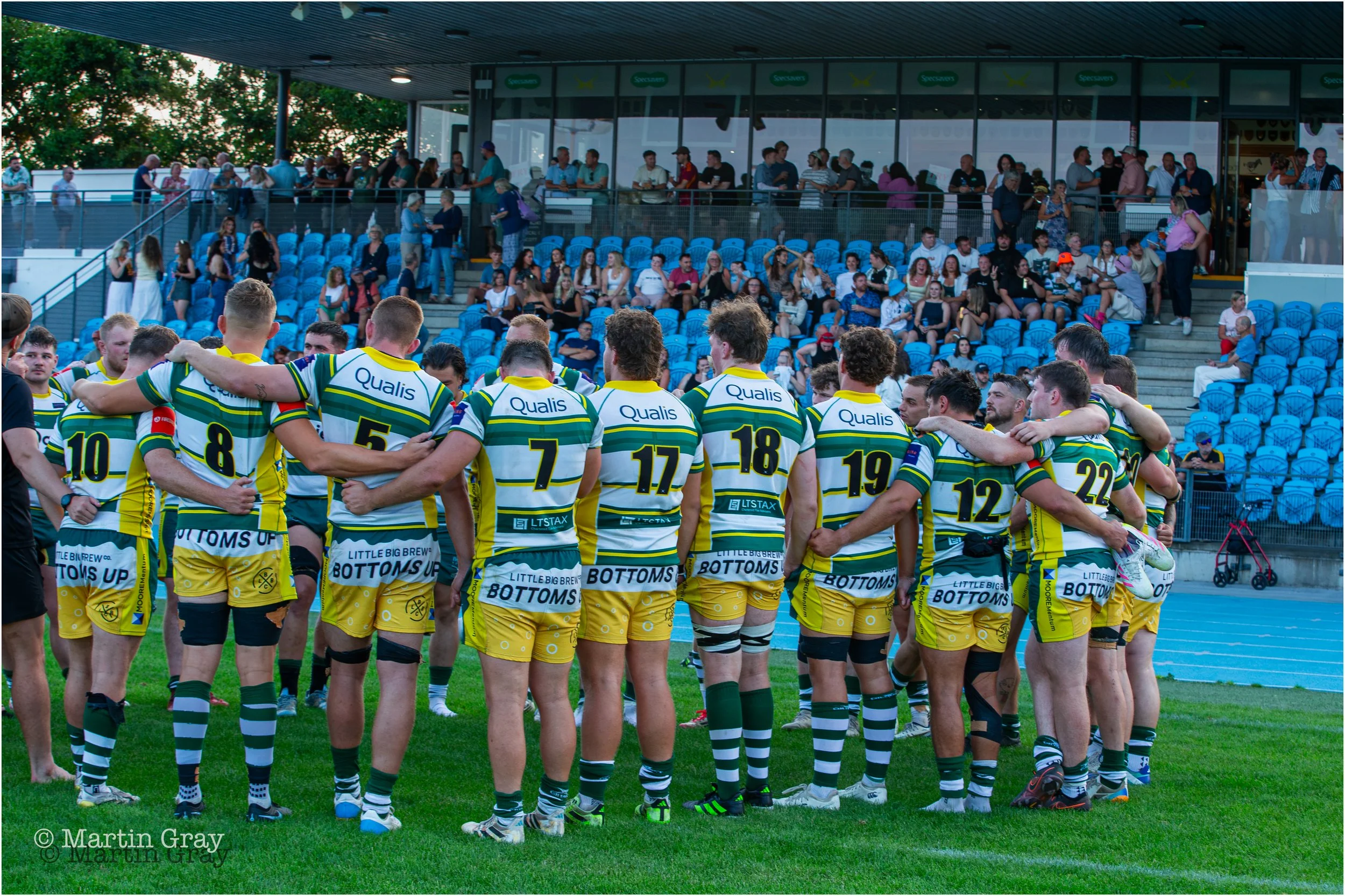 Raiders men huddle-0851.jpg