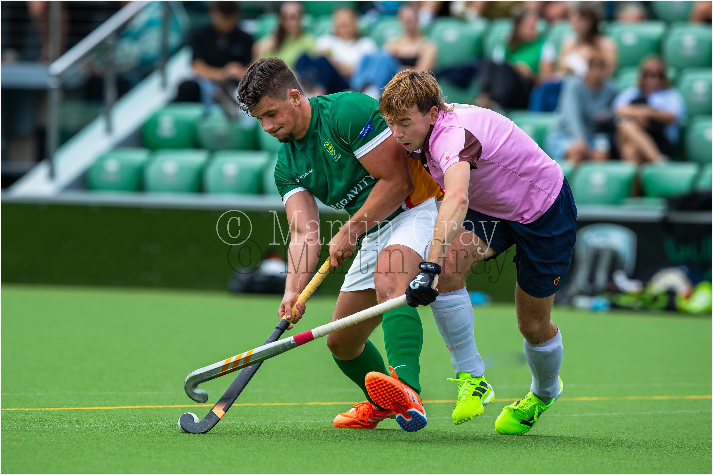 Will Mansell challenges for possession on the halfway-7256.jpg