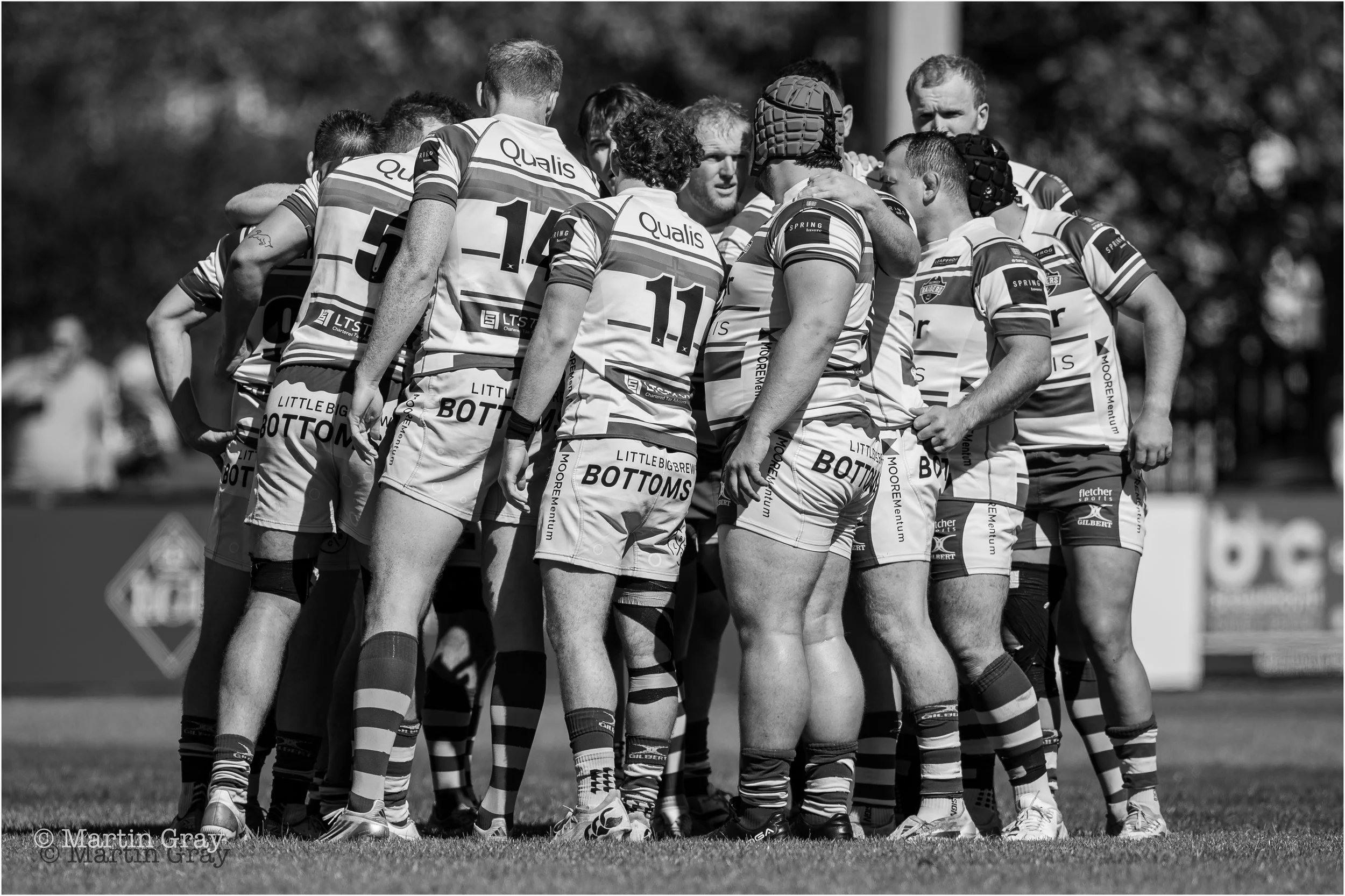 Raiders Team Huddle BW-7322.jpg