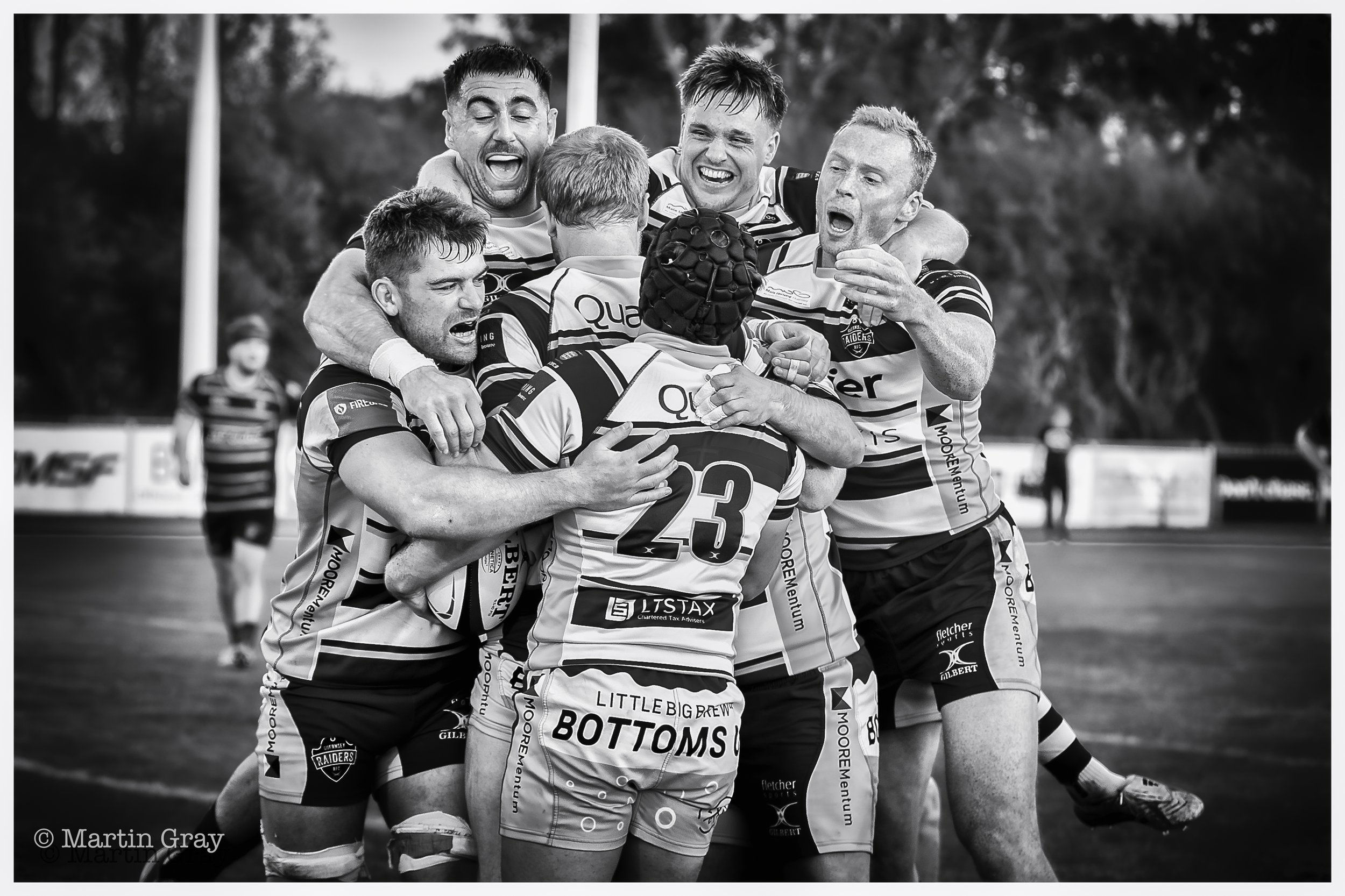 Raiders celebrate the final deciding Try B+W-2.jpg