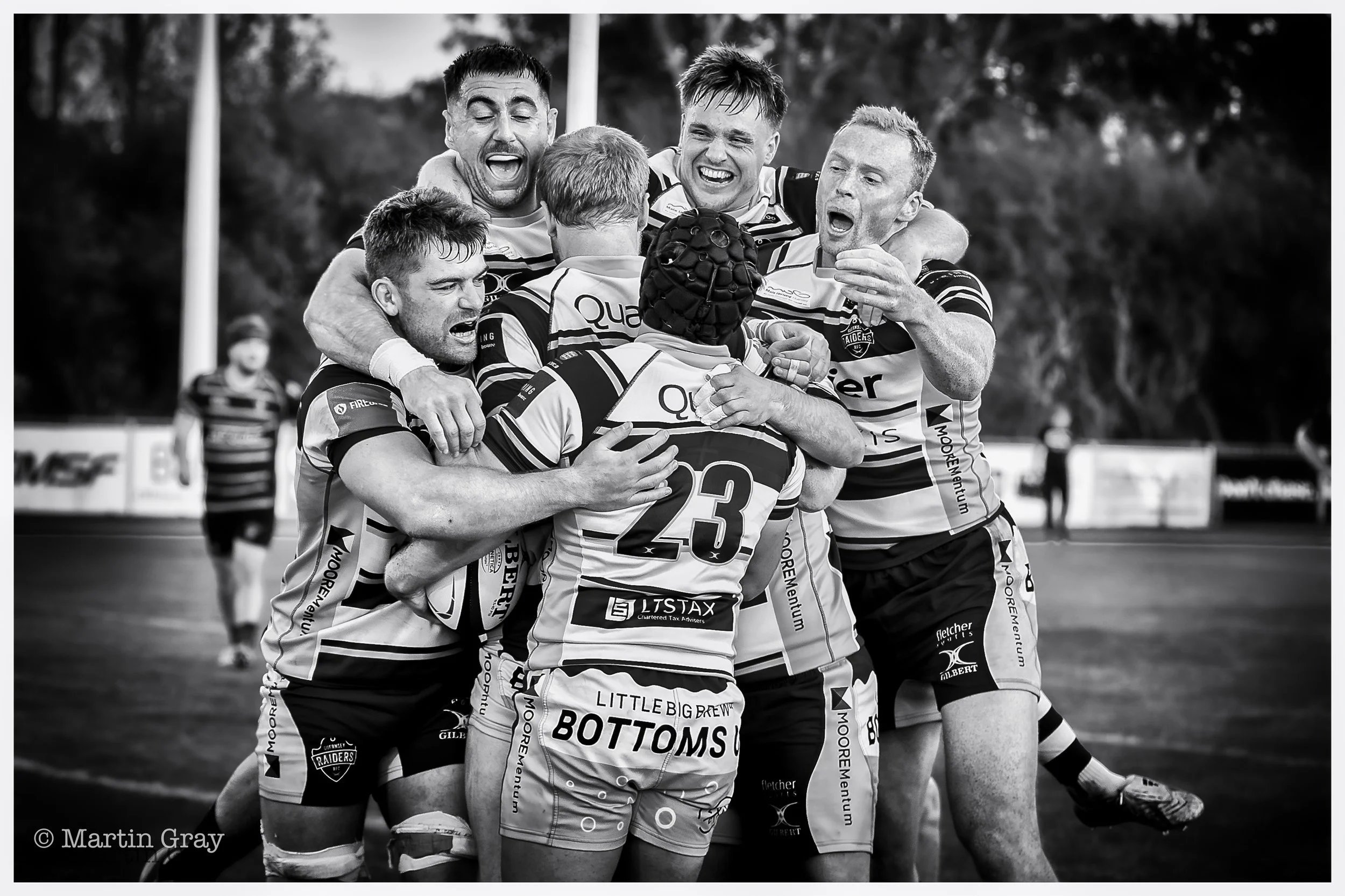 Raiders celebrate the final deciding Try B+W-2.jpg
