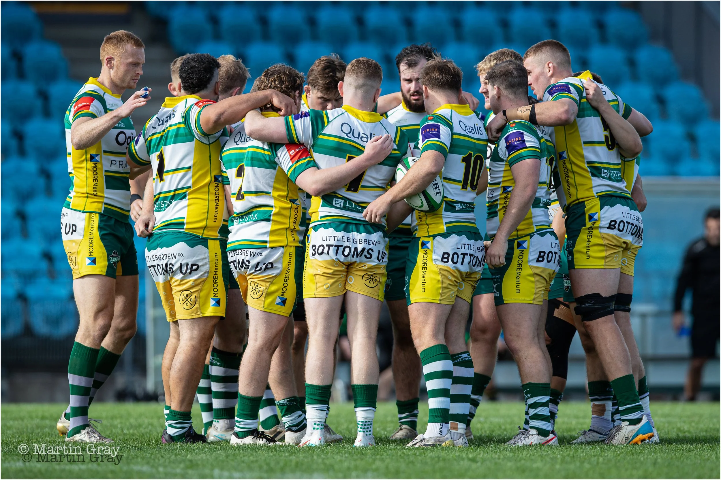 Guernsey Raiders Team huddle-2716.jpg