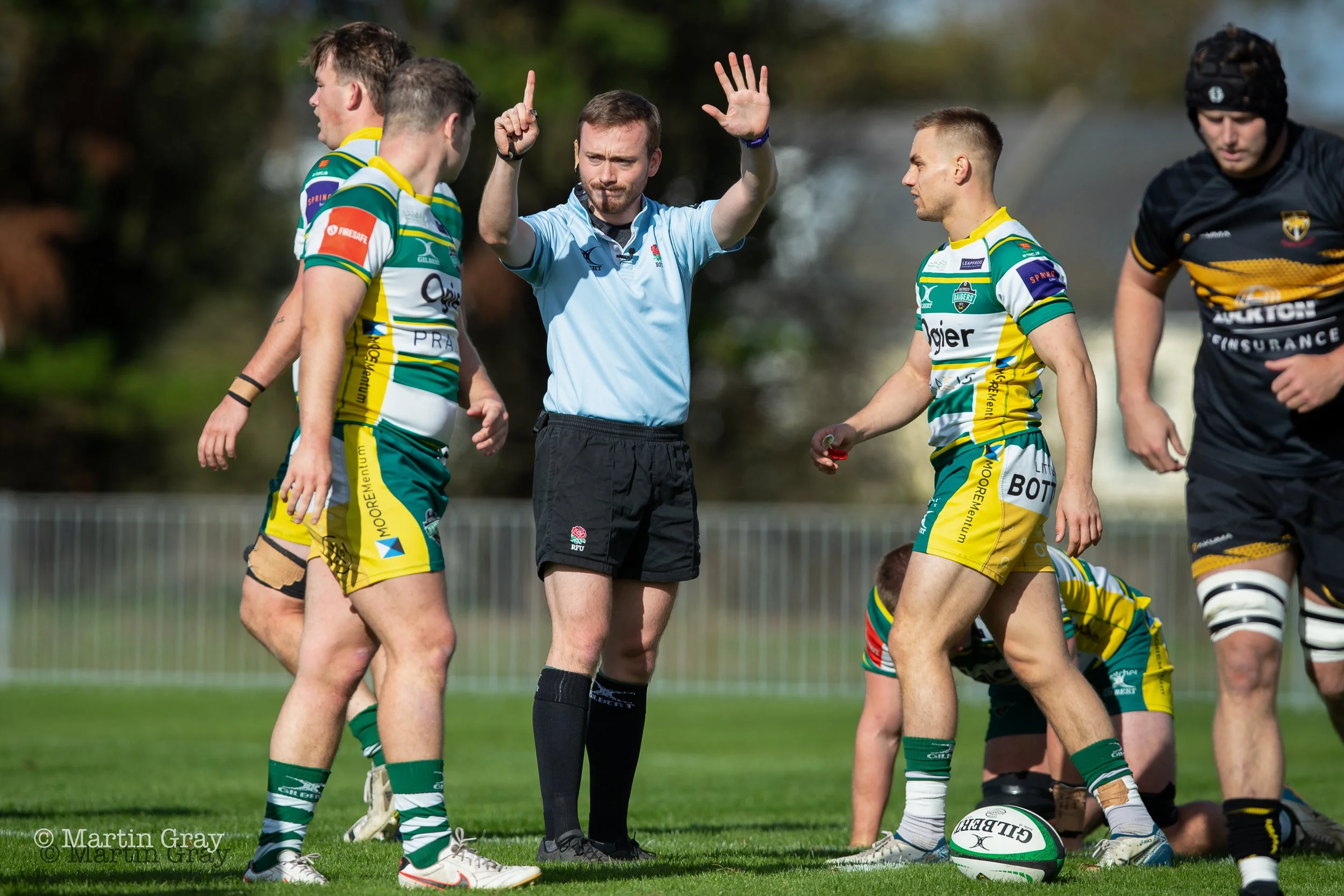 Referee Harry Parsons-2808.jpg