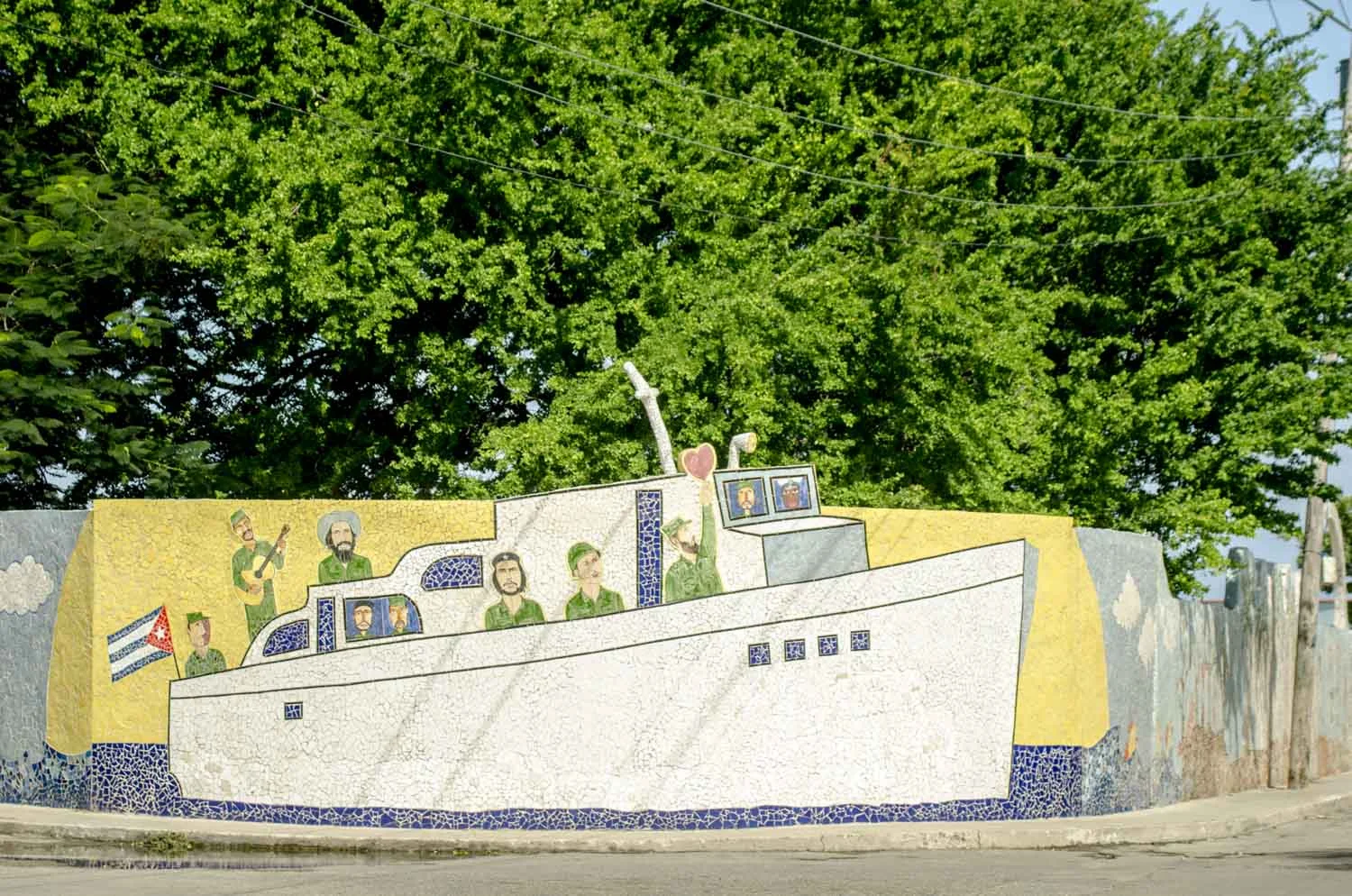 You can walk through many blocks and see that even now there's new works in process. Fuster'shose and art studio are open to the public, and the project keeps going on with donations.