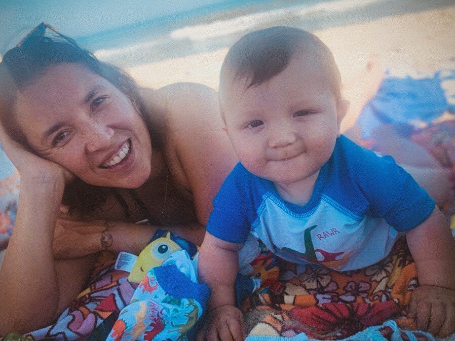 A lot of firsts for baby Gael in this trip to NY, today touching the sand with his hands, eating some of it and feeling the Atlantic Ocean with his little feet. Thanks auntie @sheleybelly for the capture 📸