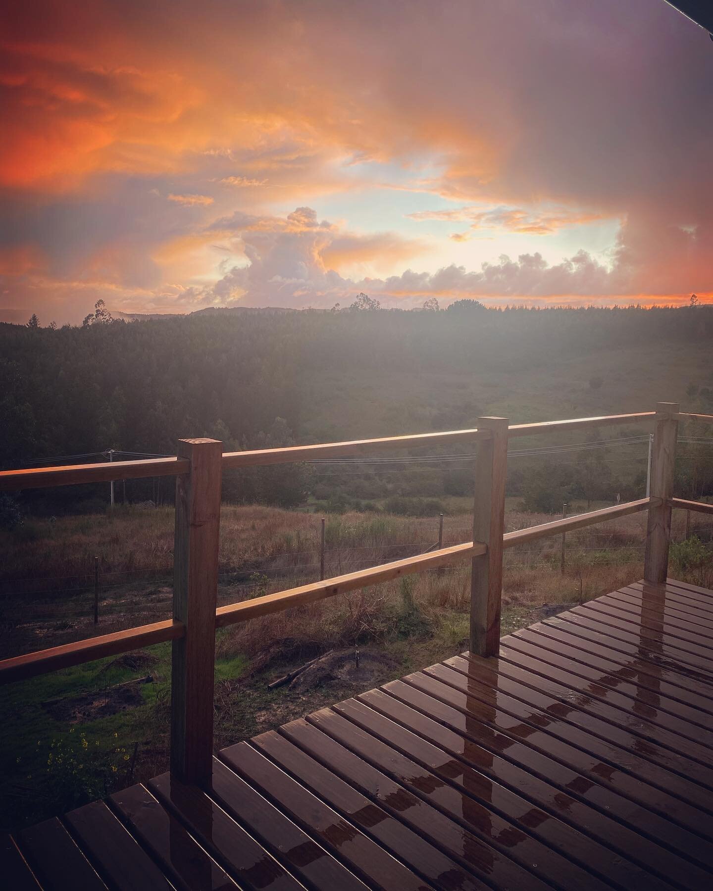 Amanecer de invierno en nuestro hogar, espect&aacute;culo de nubes y lluvia desde mi habitaci&oacute;n.
#&ntilde;uble