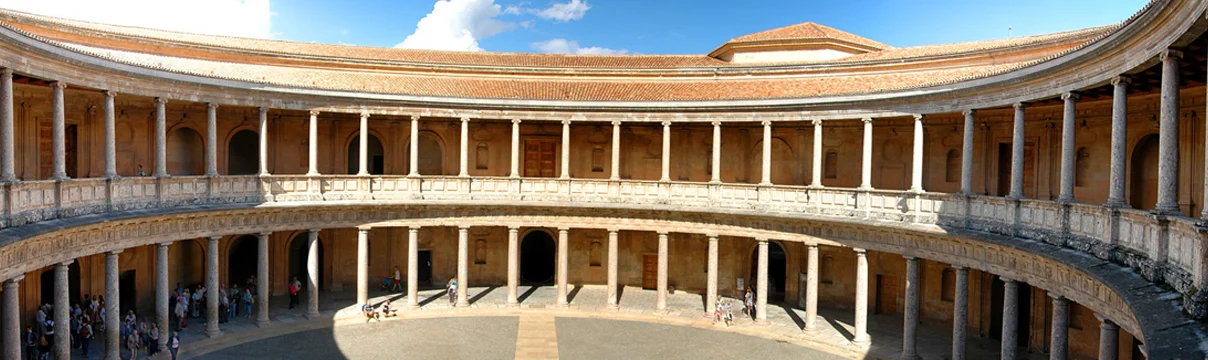 simplicity_2048px-Patio_Paleis_Karel_V.jpg