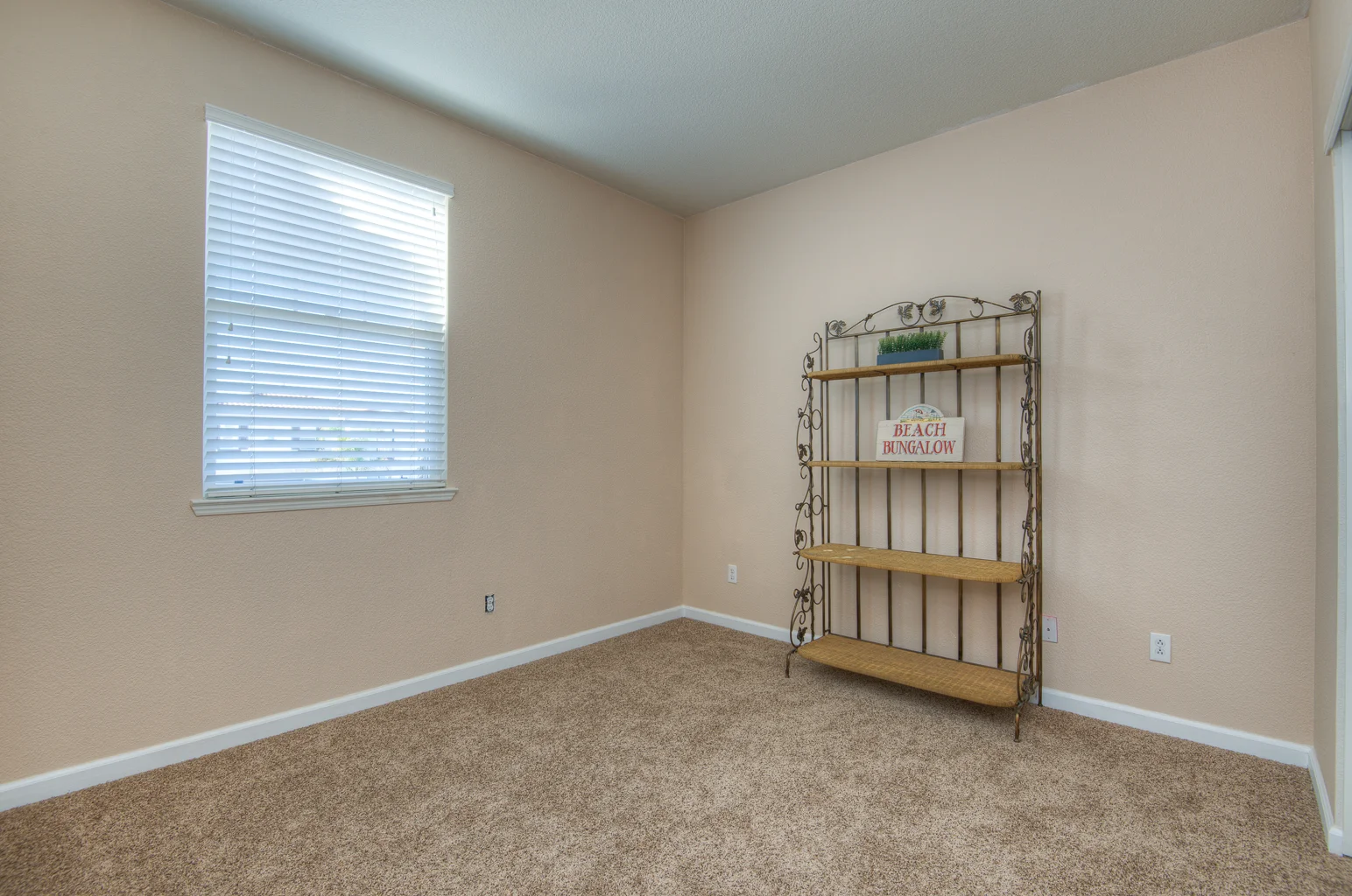 406 Roundhill Drive_20.jpg