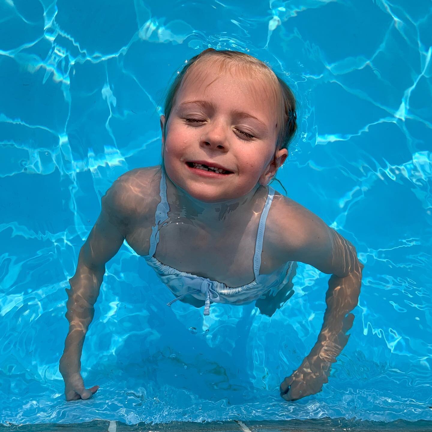 Love this kid, duh! ☀️ 🐠 

It&rsquo;s a rare moment when I see her face without glasses, even in the pool&hellip; #hatfieldkid
