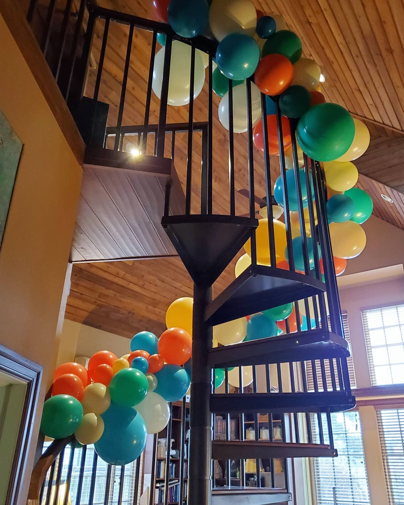 A little balloon magic to help celebrate a 91st birthday today. HAPPY BIRTHDAY DOROTHY!!! 🎈🎂🎉

#balloons #balloonsonbroadway #balloonsportland #balloonspdx #pdxballoons #portlandballoons #balloondecor #decor #creative #balloonfroth #balloongarland